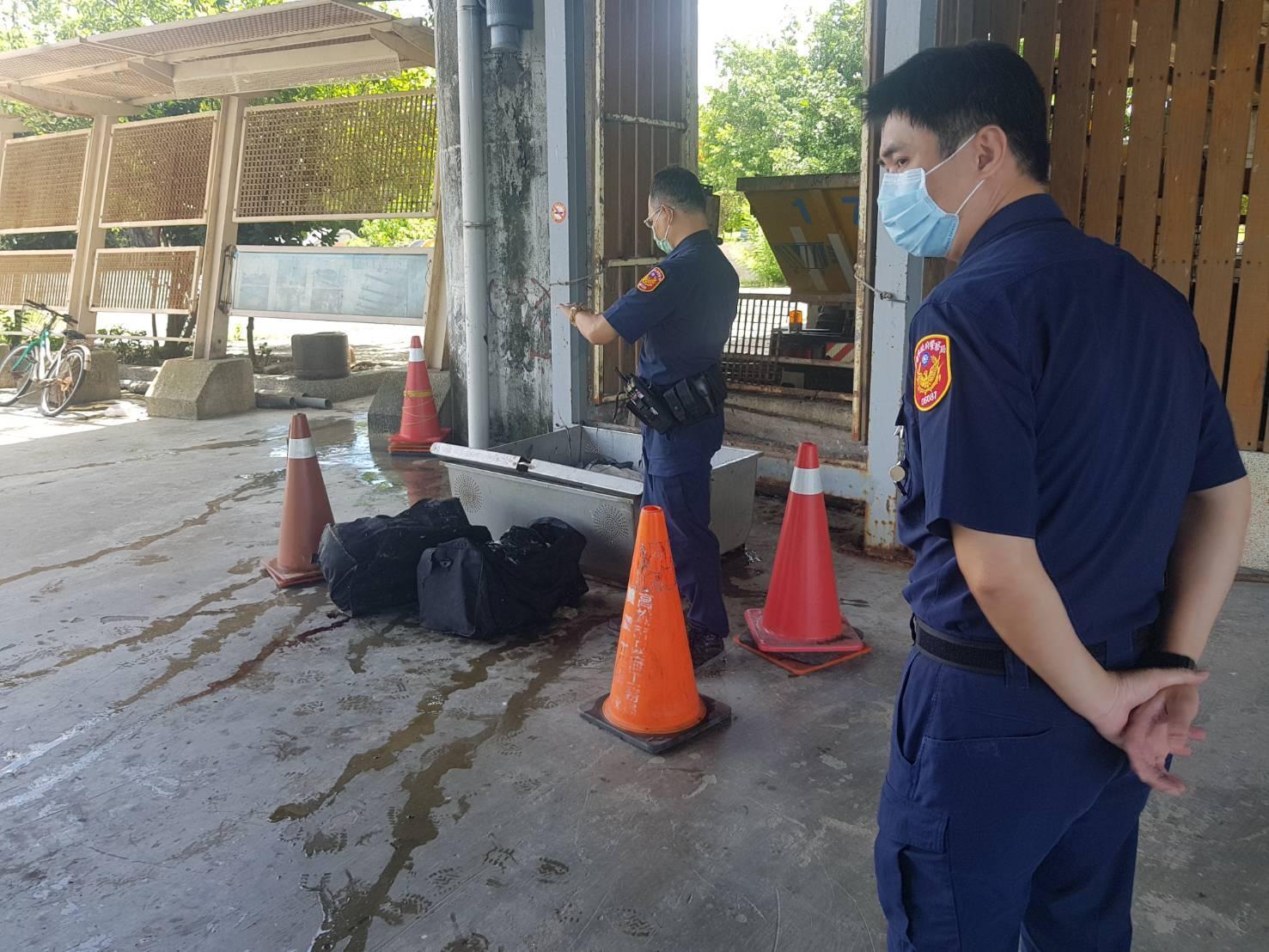 檢警相驗愛河打撈出的兩屍袋,拼湊出死者特徵。(翻攝畫面)