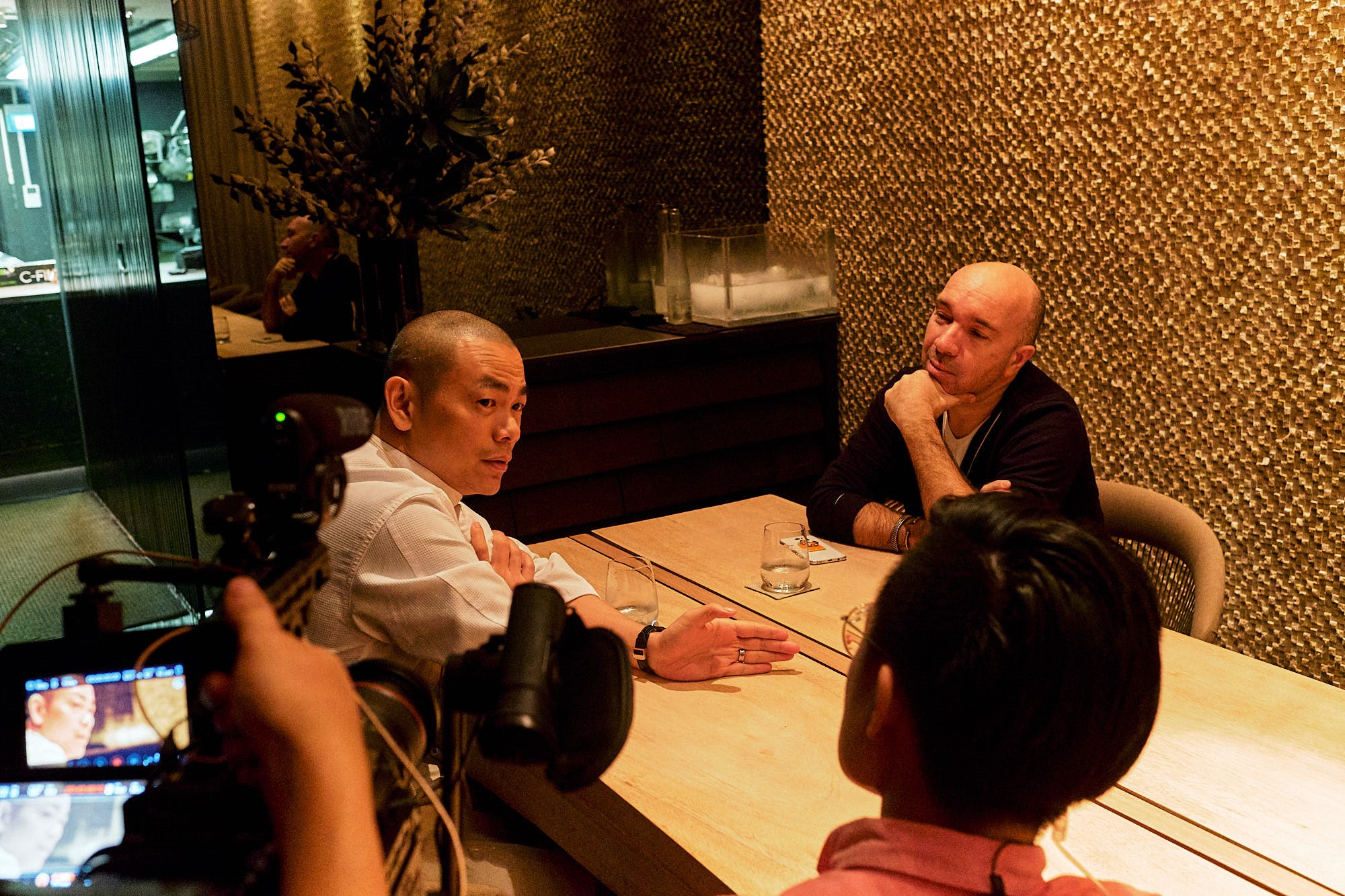 台灣名廚江振誠（左一）結束新加坡的事業返鄉，促成紀錄片《初心》的誕生。（牽猴子整合行銷提供）