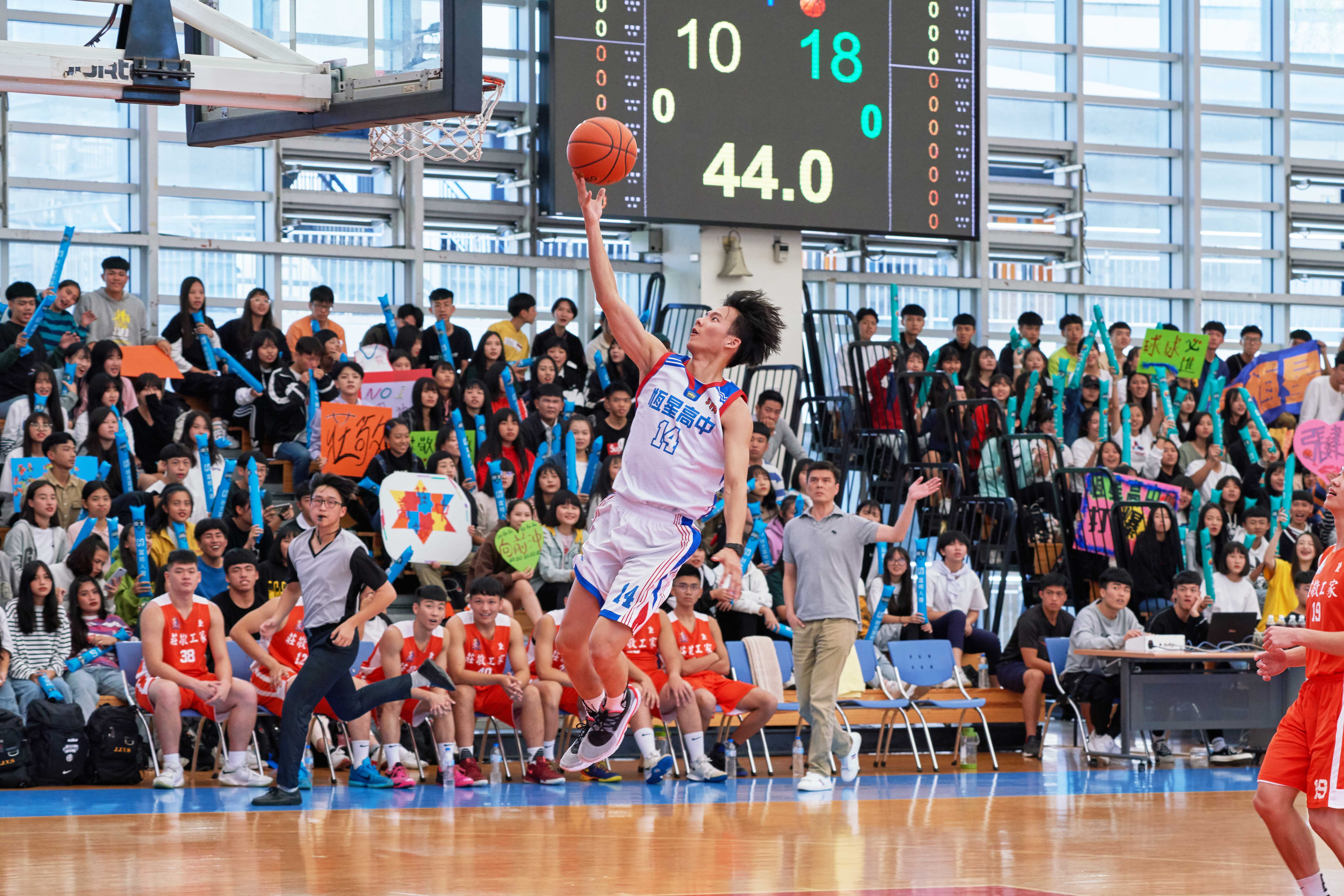 吳念軒在《違反校規的跳投》片中飾演「只能上場10分鐘的籃球員」，從小罹患遺傳性疾病「馬凡氏症」卻不放棄最愛的籃球。（七十六号原子提供）