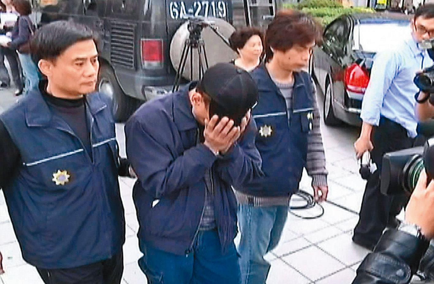靳竹生(戴帽者)一生犯案累累,即便在人生結束前一刻,仍在做犯法的事。(東森新聞提供)