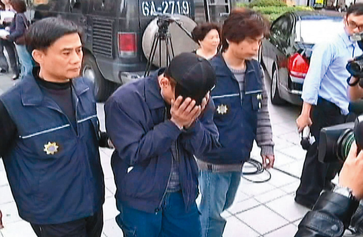 靳竹生（戴帽者）一生犯案累累，即便在人生結束前一刻，仍在做犯法的事。（東森新聞提供）