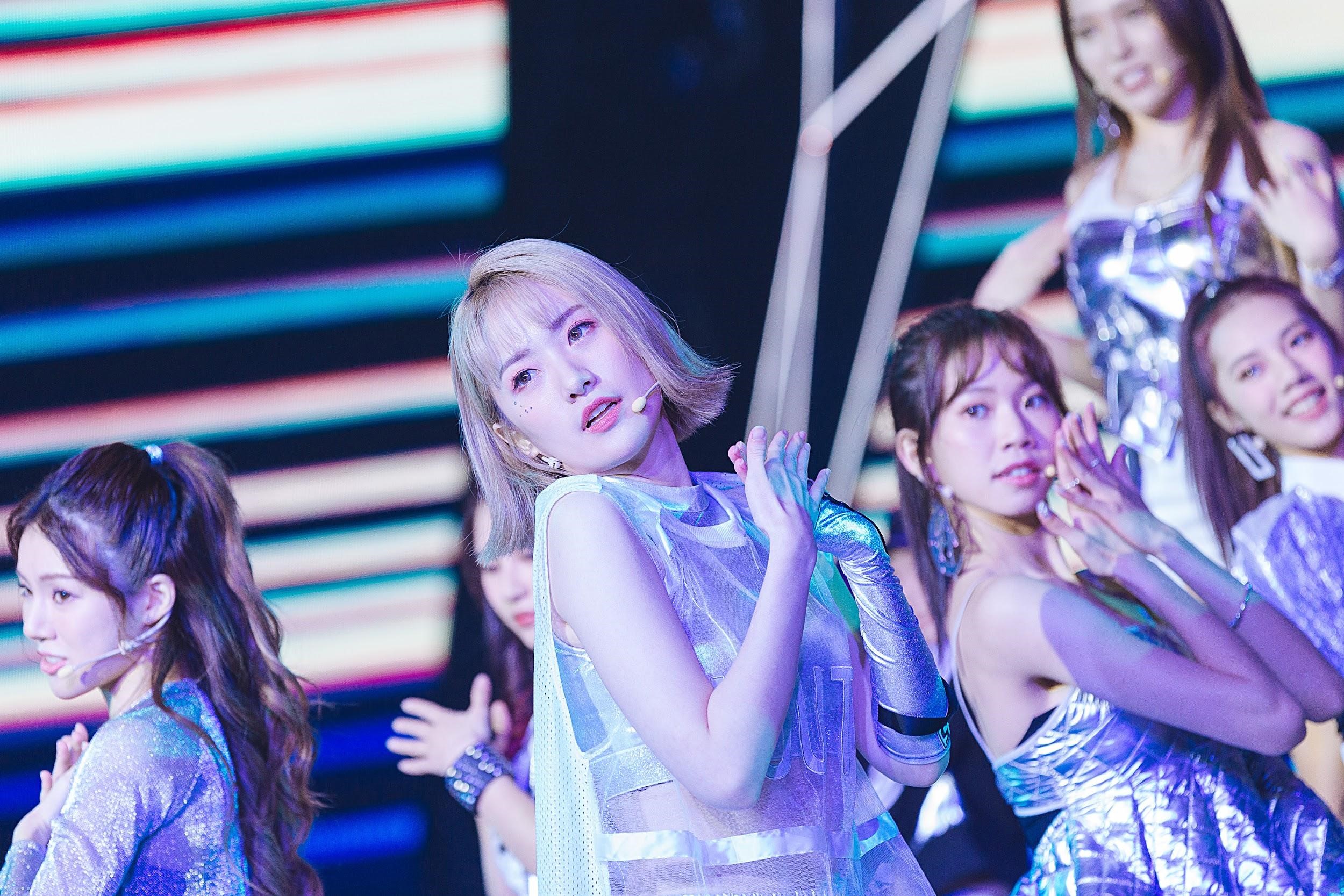 葛宸羽(左二)參加《菱格世代DD52》女團選秀,正式成為正選團員。(野火提供)