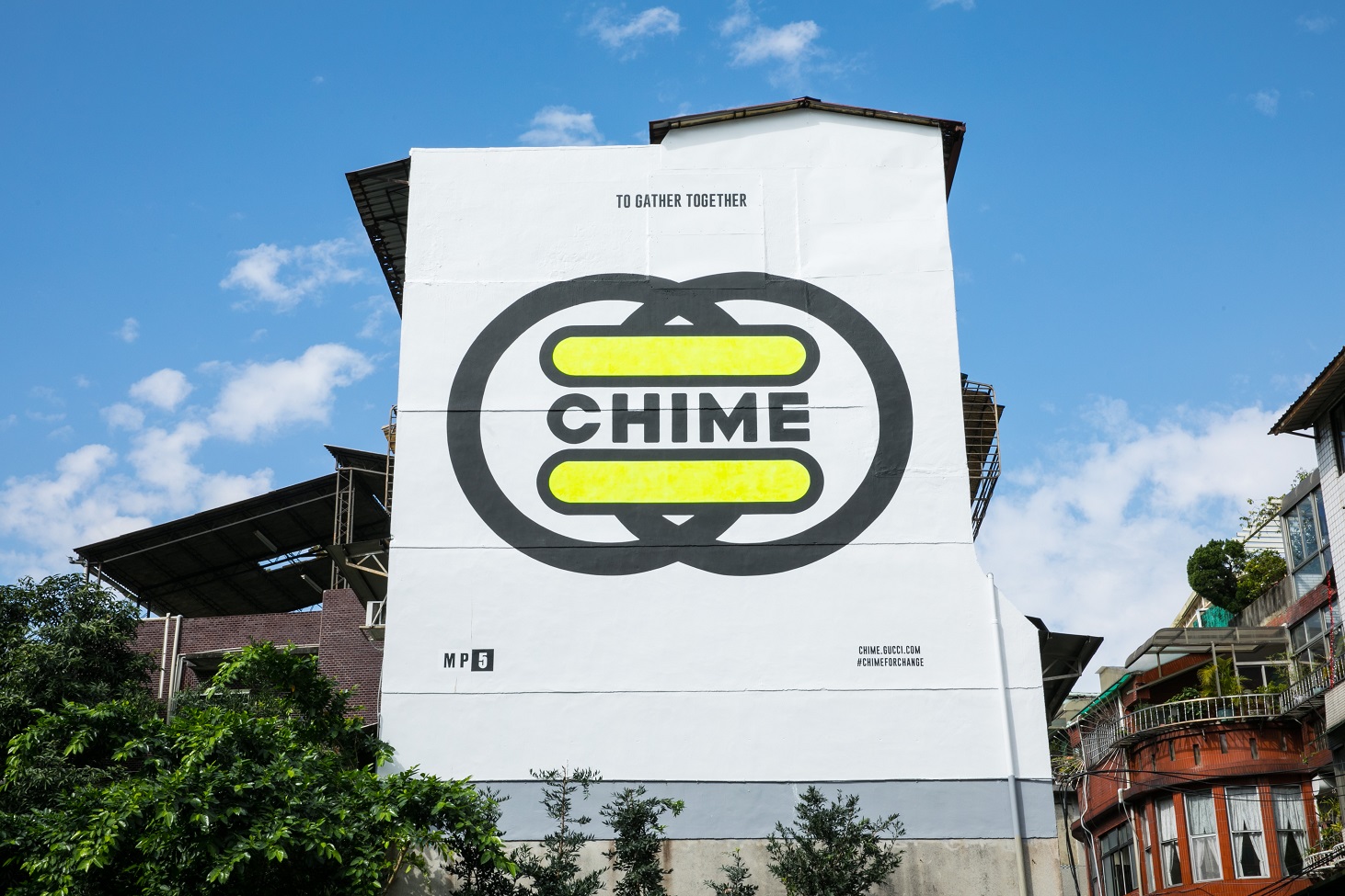 2019年2月 Chime for Change–To Gather Together：Gucci 揭開了「CHIME FOR CHANGE希望響鐘」活動的新篇章，以「To Gather Together（齊心眾力）」的口號標語，呼籲全球社會團結並支援兩性平等。Alessandro Michele 與義大利視覺藝術家 MP5 合作，創作全新的「CHIME FOR CHANGE 希望響鐘」活動標識，於台北、倫敦、米蘭和紐約的 Gucci 藝術牆上公開亮相。新標識描繪了聚集在一起的人群剪影，模糊了性別及其他身份標識。（GUCCI提供） 