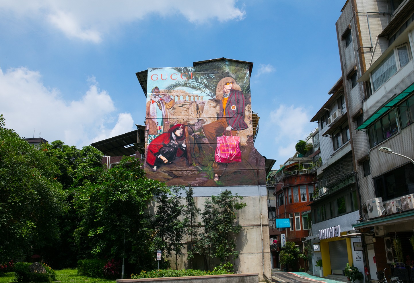2019年5月 Gucci 2019 早秋形象廣告：Gucci 2019 早秋形象廣告，呈現了西西里塞利農特遺址公園的殘垣斷壁，一群不羈青年的狂歡宴會。始建於西元前7世紀的廟宇再度迎來音樂與舞蹈，詩頌與對談，仿若時光倒流，重現古希臘時期的自由精神。藝術牆作品仿佛一幅流動的當代畫卷，再次反映品牌崇尚自由與自我表達的精神。（GUCCI提供） 