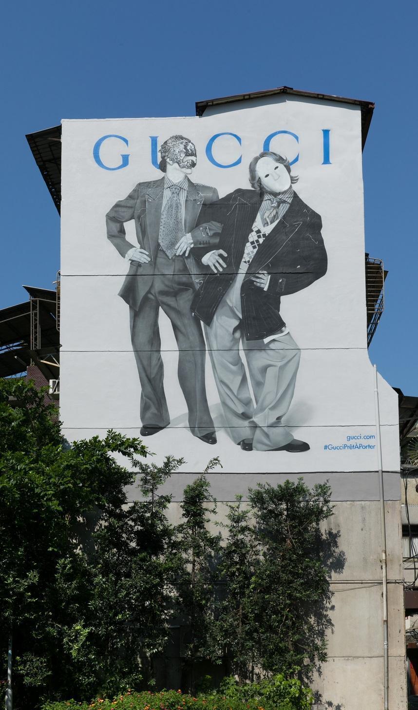 2019年9月 Gucci 2019秋冬形象廣告:#GucciPrêtÀPorter:雖然說,時尚傳說誕生於平面設計稿,然後在工坊悉心打磨、試驗、去蕪存菁,作品浸透著手藝與技巧。人們習慣欣賞傑作,卻忽視了隱藏其中的專業才能。橫空出世的PrêtÀPorter找出了被視為理所應當的手法與構思,抽絲剝繭地呈現出時尚傳說的脈絡,縱觀四個年代(50、60、70、80年代)的經典圖片在Gucci品牌創意總監的解讀下成為現代感十足的概念集錦。(GUCCI提供)