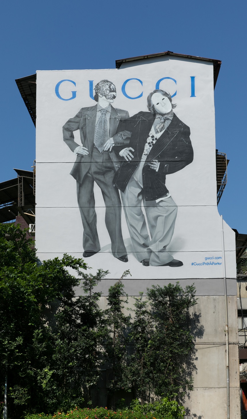 2019年9月 Gucci 2019秋冬形象廣告：#GucciPrêtÀPorter：雖然說，時尚傳說誕生於平面設計稿，然後在工坊悉心打磨、試驗、去蕪存菁，作品浸透著手藝與技巧。人們習慣欣賞傑作，卻忽視了隱藏其中的專業才能。橫空出世的PrêtÀPorter找出了被視為理所應當的手法與構思，抽絲剝繭地呈現出時尚傳說的脈絡，縱觀四個年代（50、60、70、80年代）的經典圖片在Gucci品牌創意總監的解讀下成為現代感十足的概念集錦。（GUCCI提供） 