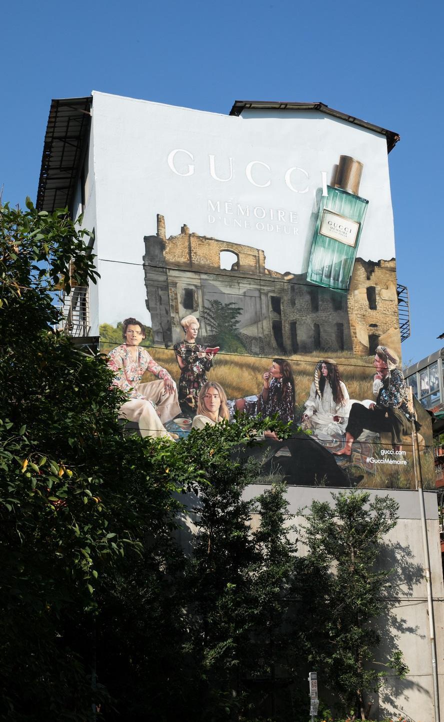 2019年11月 MÉMOIRE D’UNE ODEUR 香氛主題藝術牆:Gucci創意總監Alessandro Michele透過Gucci Mémoire d’une Odeur表達出一種超越性別與時空的中性香氛概念。在此款香氛中,Alessandro Michele將嗅覺想像為一把打開時間之門的金鑰,喚醒記憶,重現昔日景象。在英國歌手暨演員哈利斯泰爾(Harry Styles)的召集下,眾多生性自由之人齊聚一堂,暫別了各自紛紛擾擾的生活,在古跡、荒野與金色陽光的陪伴下享受美妙而難忘的聚會時光。Gucci藝術牆以這個氣質獨特的團體為主角,呈現溫馨親切、引人遐思的夢幻影像。(GUCCI提供)