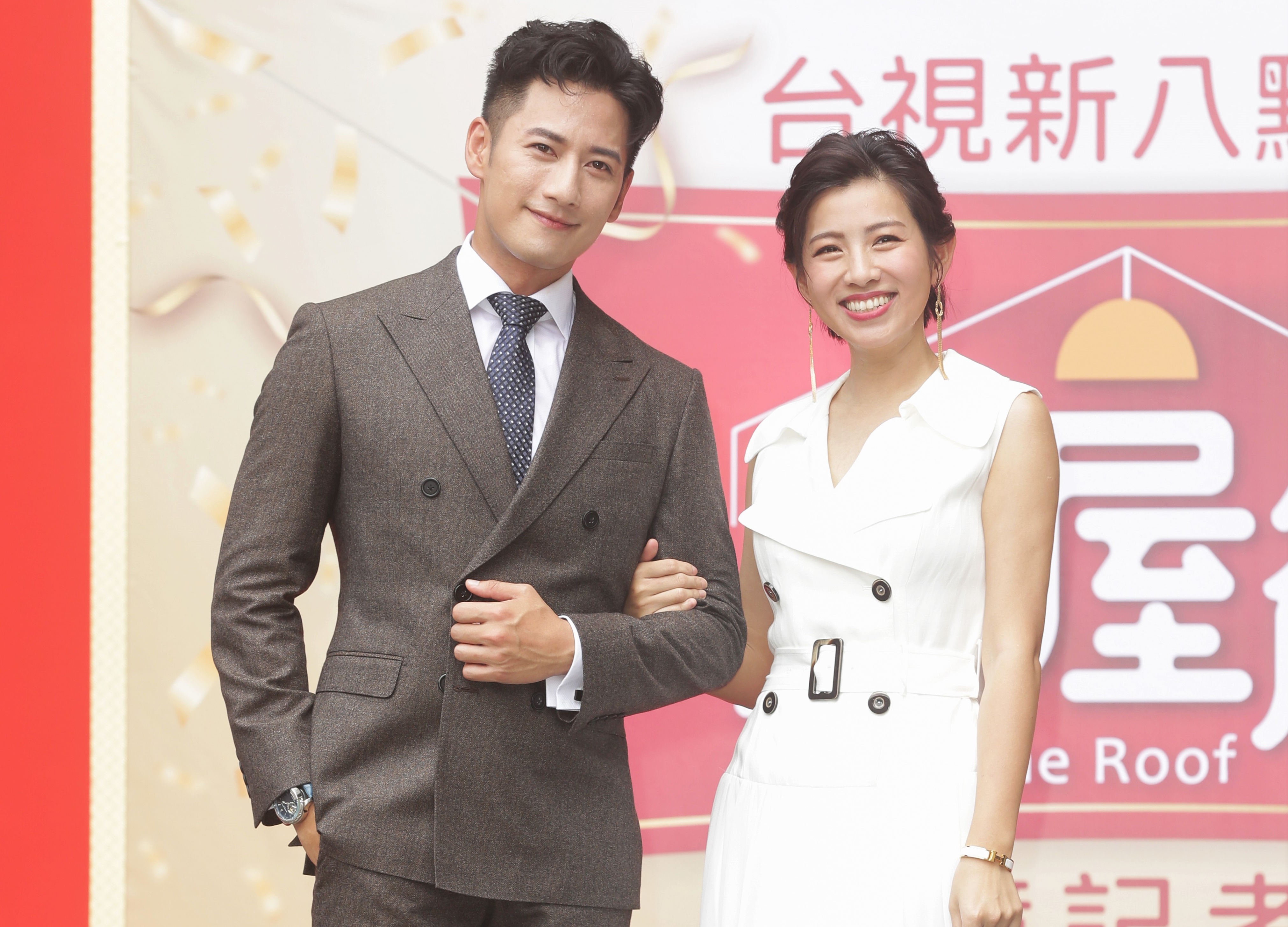 米可白、周孝安在《一個屋簷下》組成愛情場跑CP。