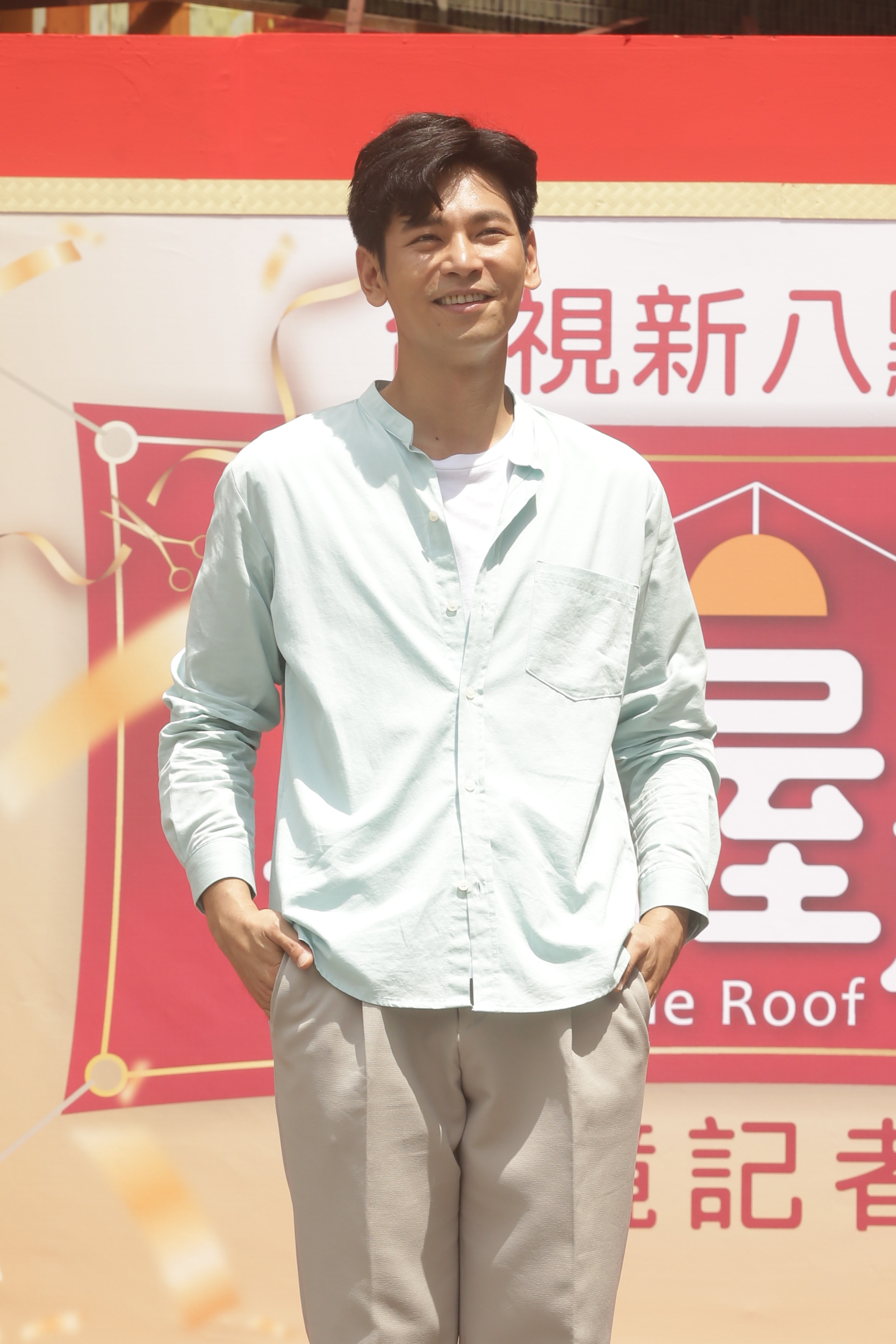 楊子儀在《一個屋簷下》一人分飾兩角,飾演個性兩極的雙胞胎兄弟。
