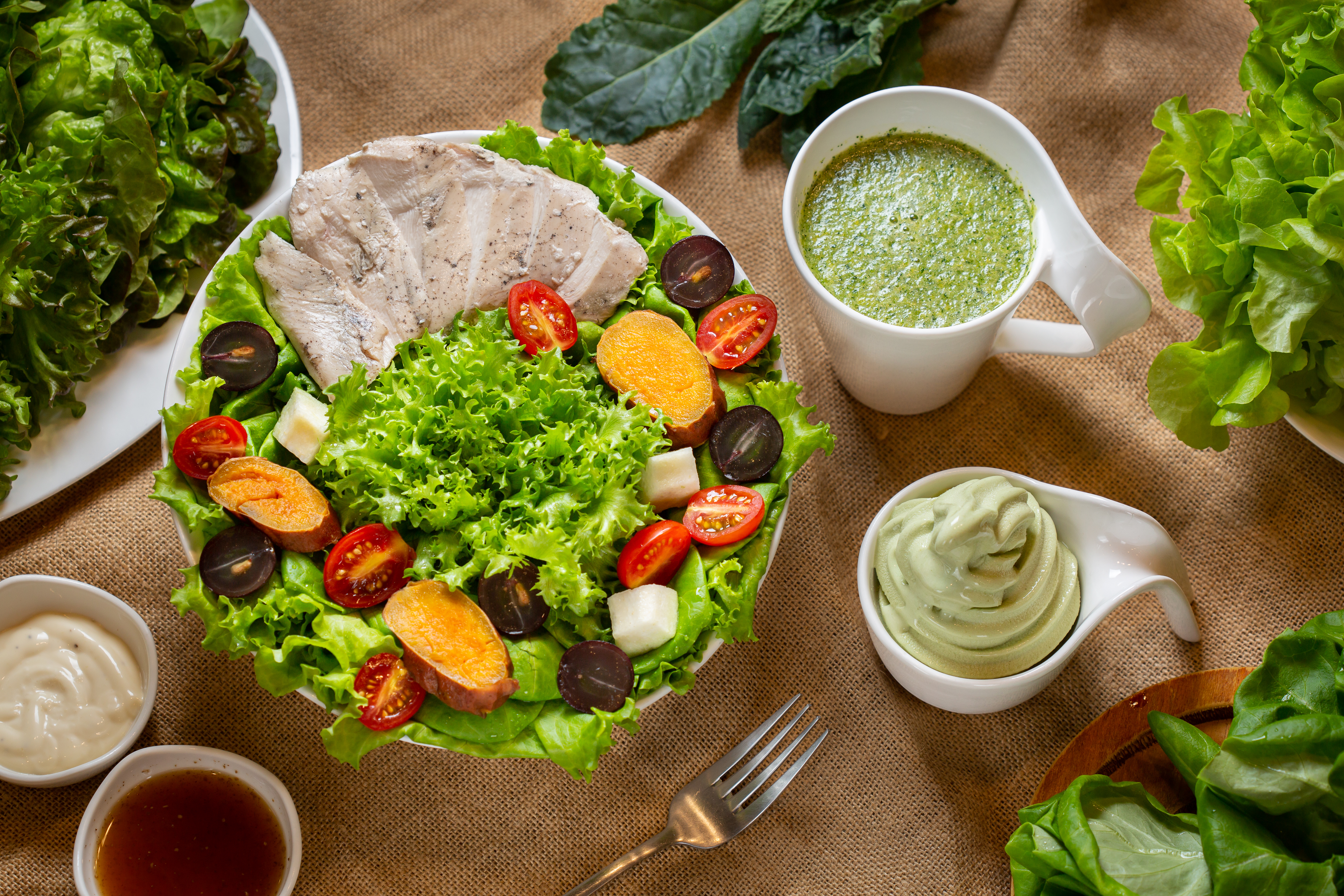 「舒肥雞沙拉」（左，200元／份）吃完飽足感十足，重點是沒啥罪惡感；「招牌蔬果汁」（右上，160元／杯）纖維滿滿，喝完保證很順暢；還可以來支加了冷凍乾燥萵苣粉的「萵苣霜淇淋」（右下，85元／支），來個攝取生菜大滿貫。