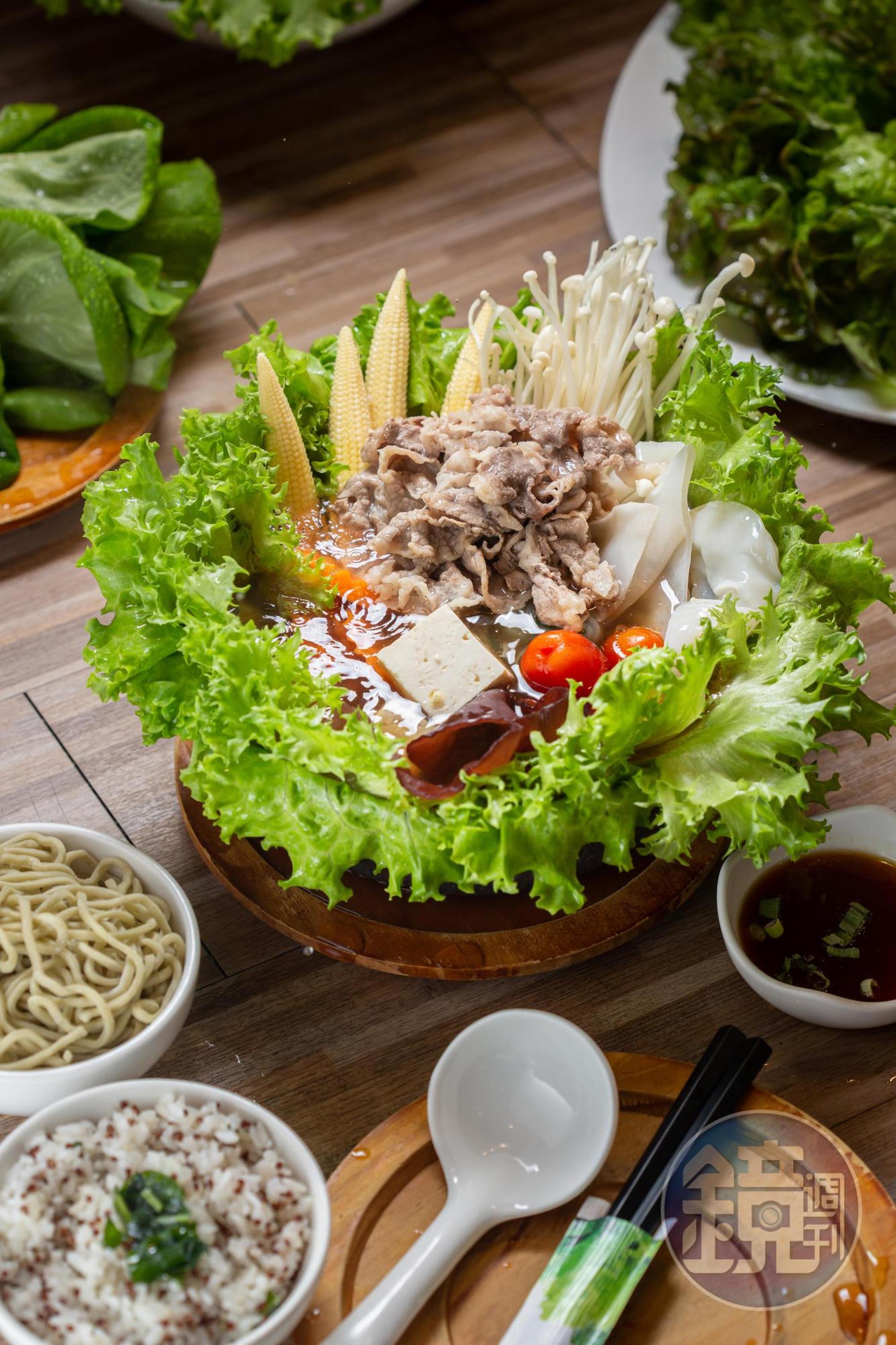 鍋類主菜有牛肉、豬肉、蔬食可選，主餐還可選萵苣麵或羽衣甘藍紅藜飯，「活力牛肉鍋」（320元／份）讓愛肉人也不空虛。