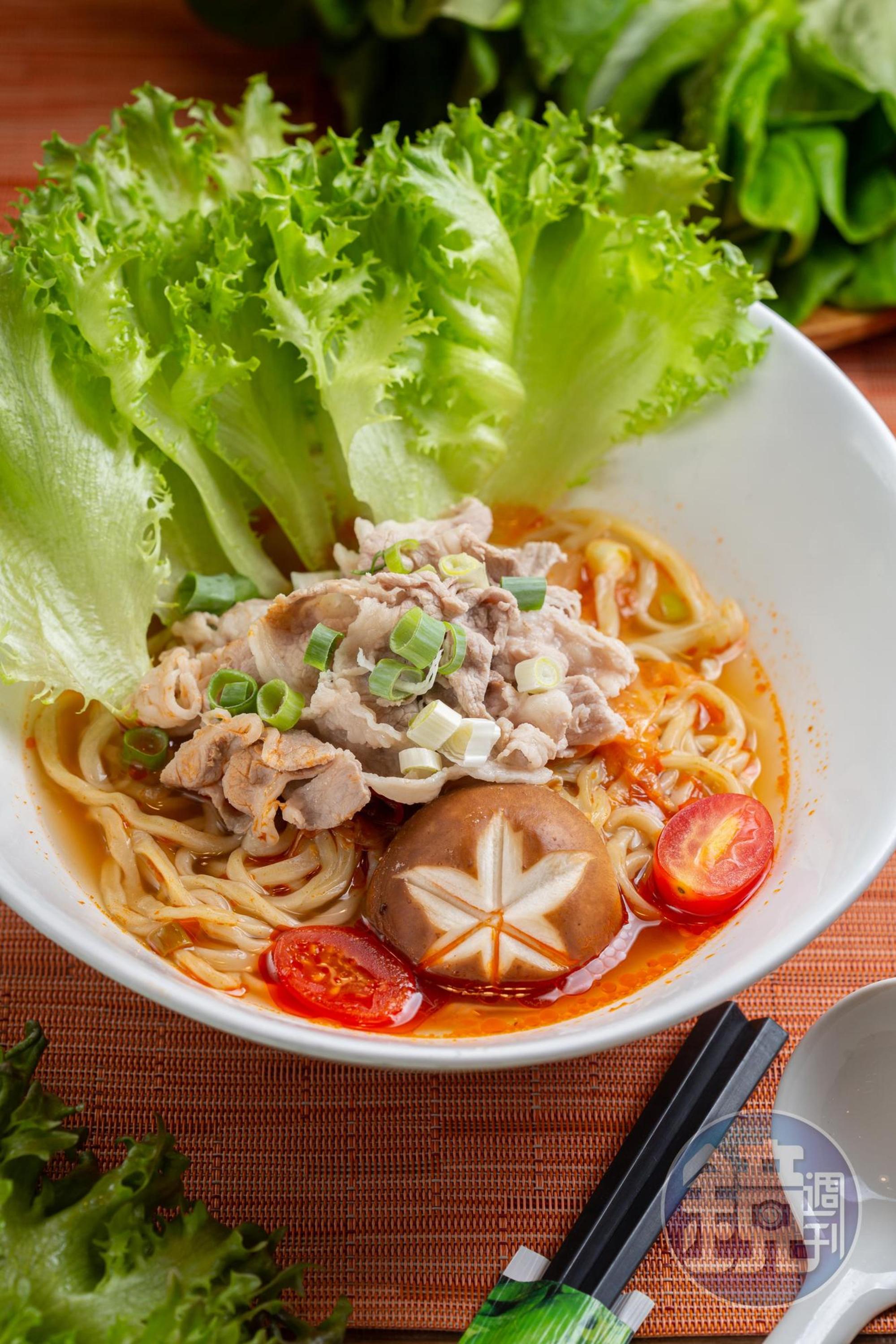 「酸湯豚肉麵」湯頭鮮酸帶點辣，讓人一口接一口，喝完卻毫不覺得渴。（260元／份）