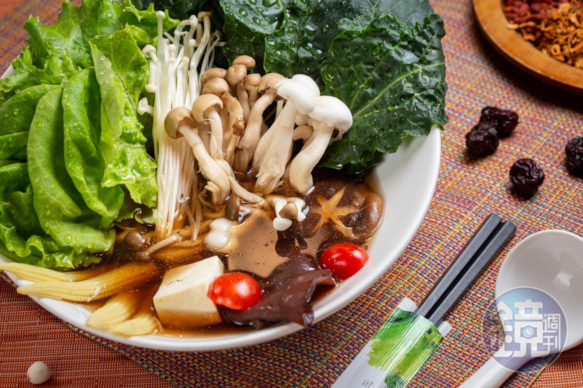 「藥膳蔬食麵」湯味溫醇，很受吃素族群歡迎。（250元／份）