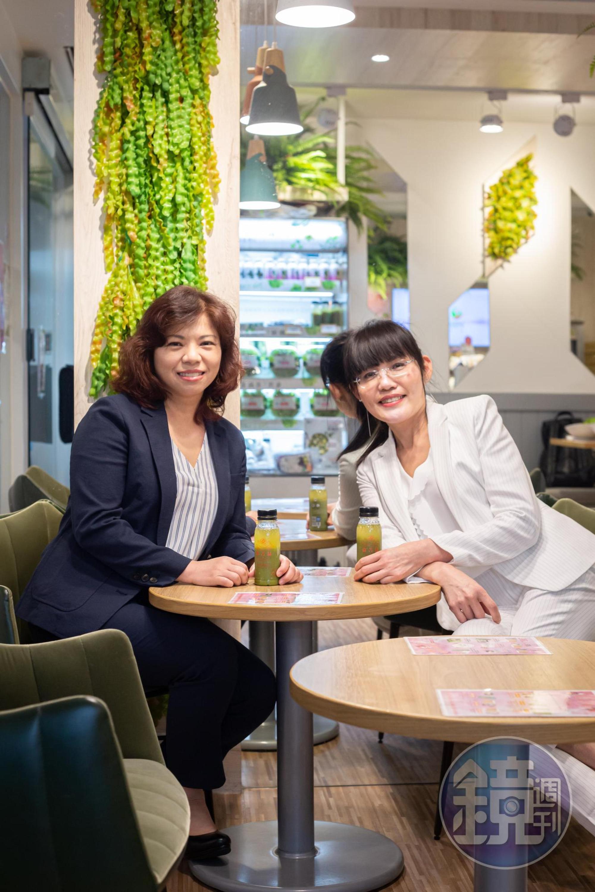 執行副總羅棣楹（左）、餐飲經理李懿麗（右）都很愛自家生菜，天天用吃實踐體內環保。