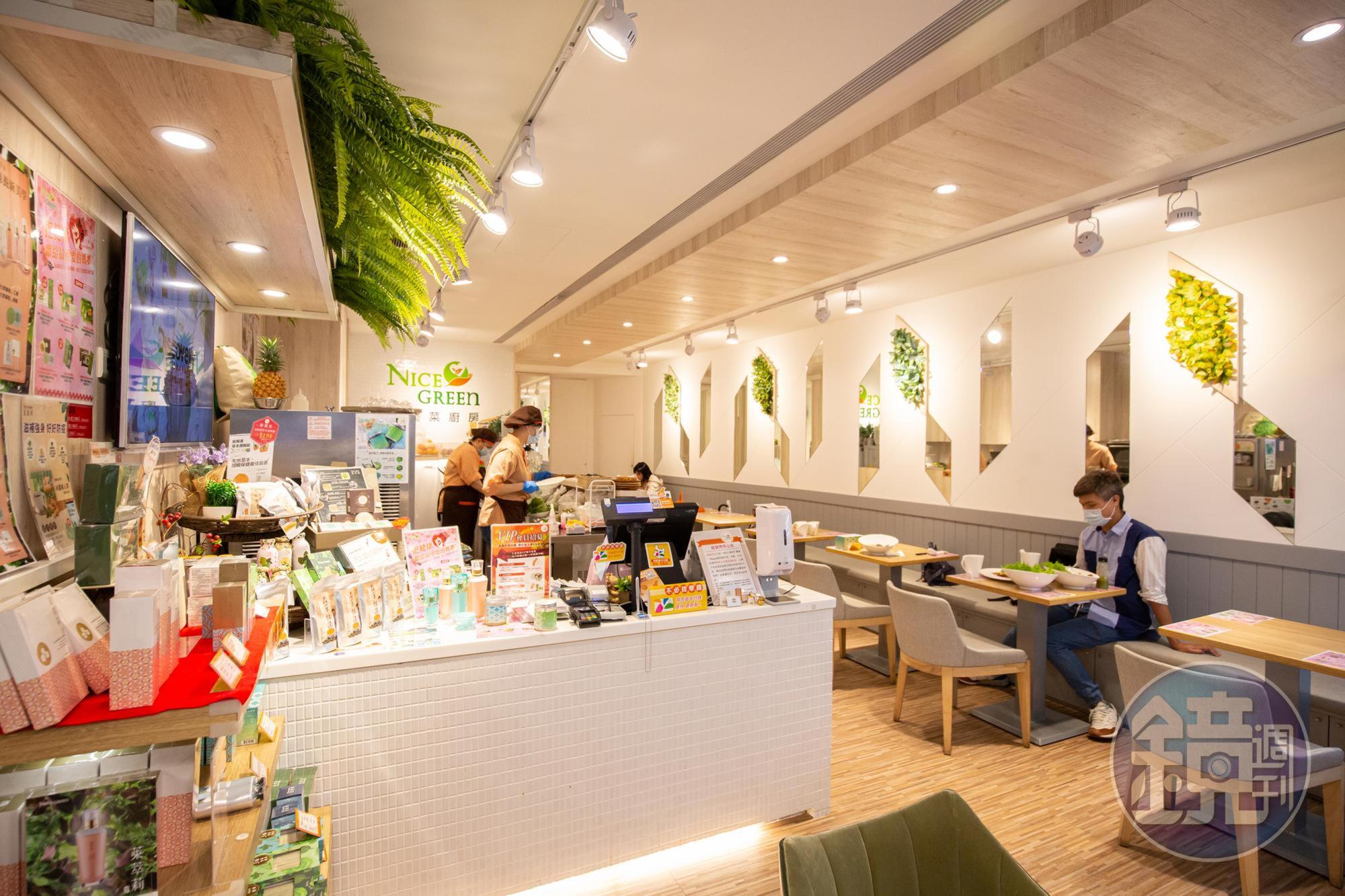 店內除了提供生菜盒、輕食，還有販售各種用植物加工而成的保養品。