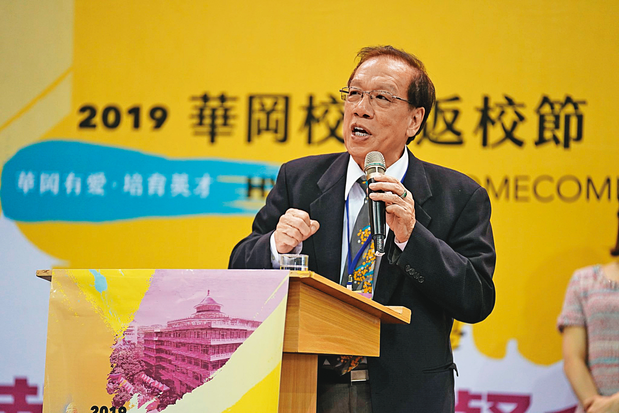 張鏡湖去世後,文大董座懸缺逾半年,女兒張海燕的家族派與主張公共化的校友改革派僵持不下。