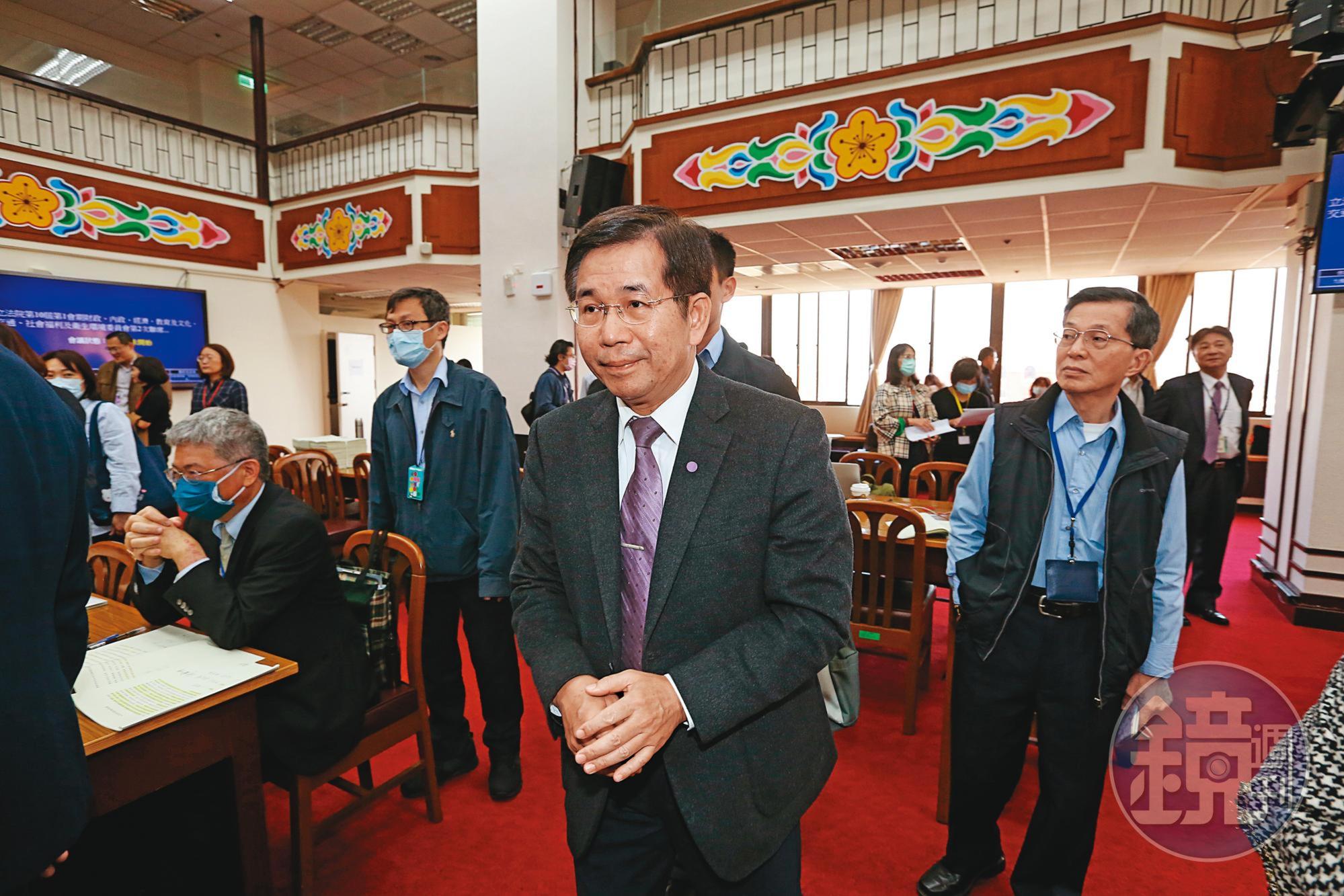 曾因管中閔案請辭後回鍋的教育部長潘文忠(中),如今再度面臨文大董事長爭議的考驗。