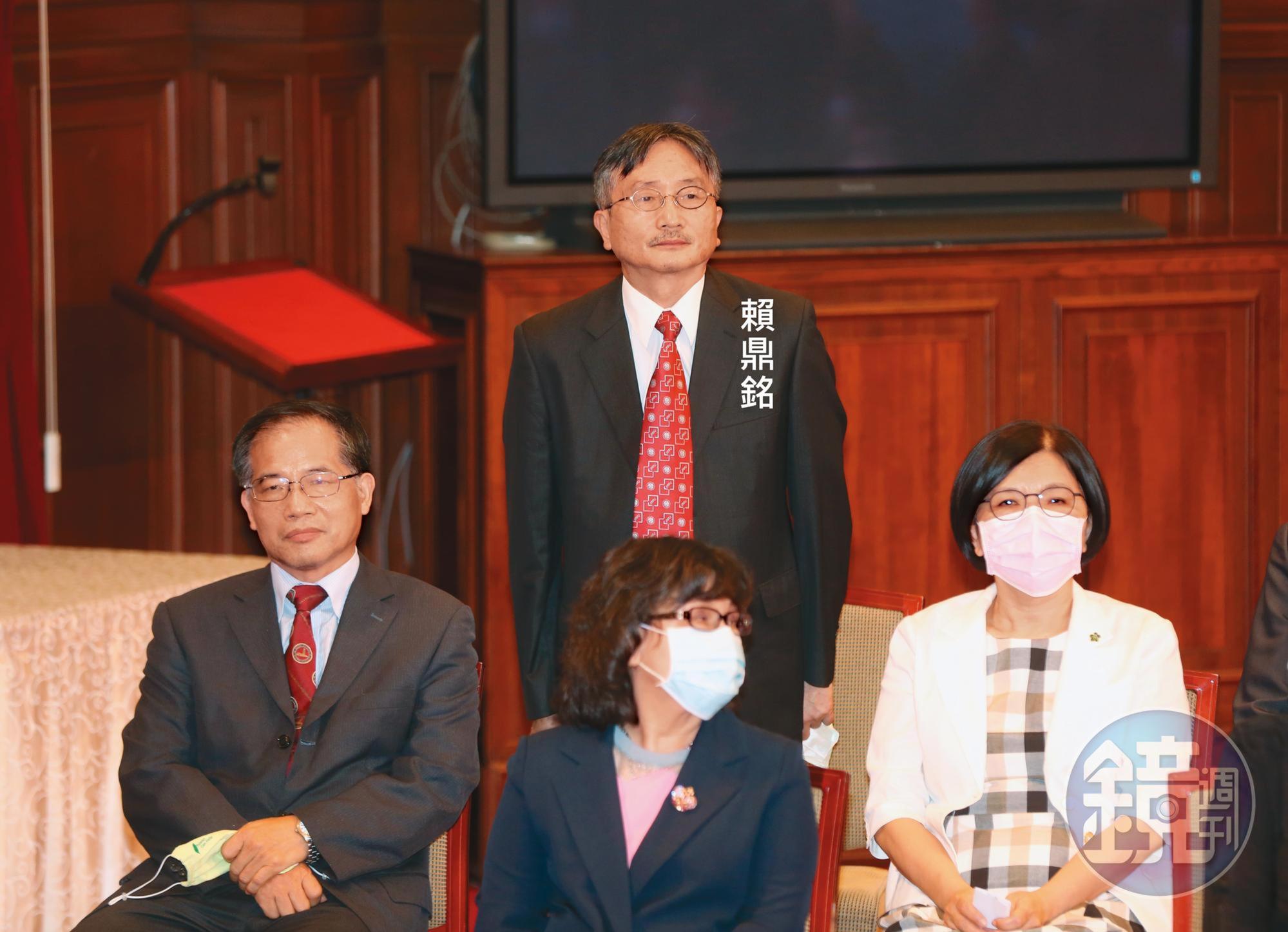 教育部擬指派文大董事長,但推薦的5人都遭質疑與家族派關係匪淺,被推薦人之一的賴鼎銘同時也獲提名為監委候選人。