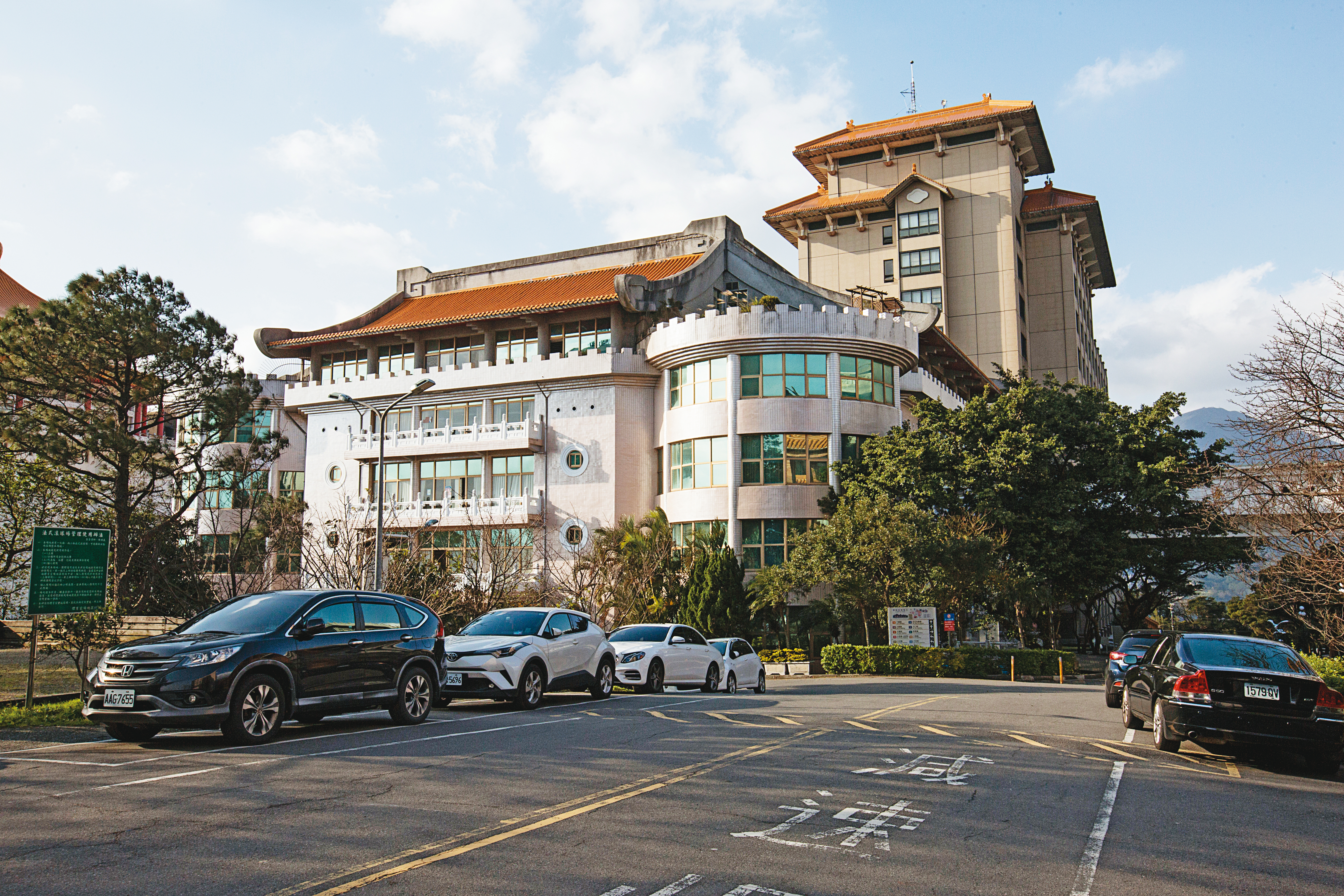 文大風波不斷，歷經張鏡湖與前妻穆閩珠爭奪董座、校長遴選爭議，張去世後，董事長之爭又引發二派董事互鬥。