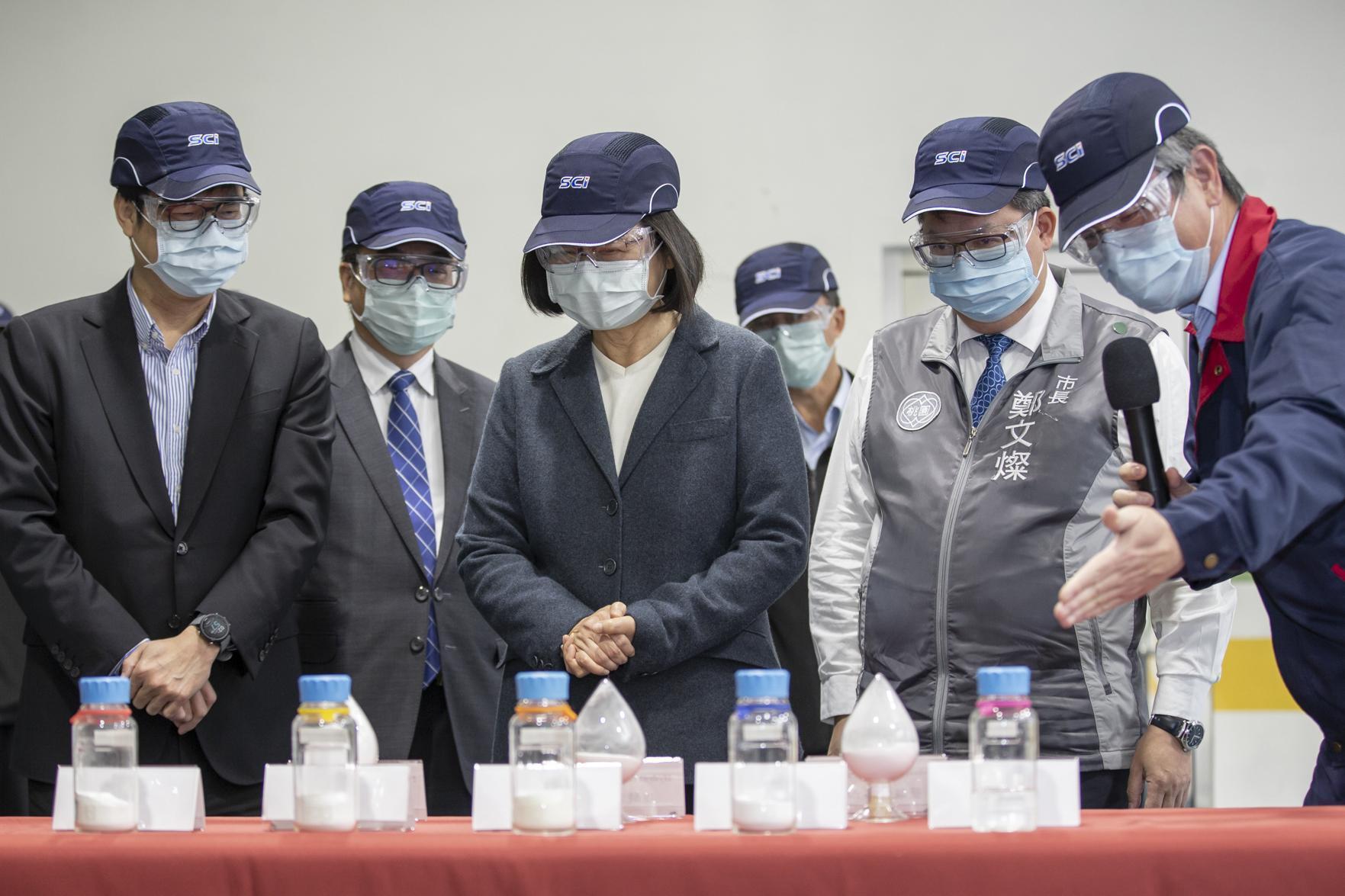 疫情爆發導致股市動盪,陳啟祥精準投資原料藥廠旭富獲利30%。圖為蔡英文總統至旭富參觀。(總統府提供)