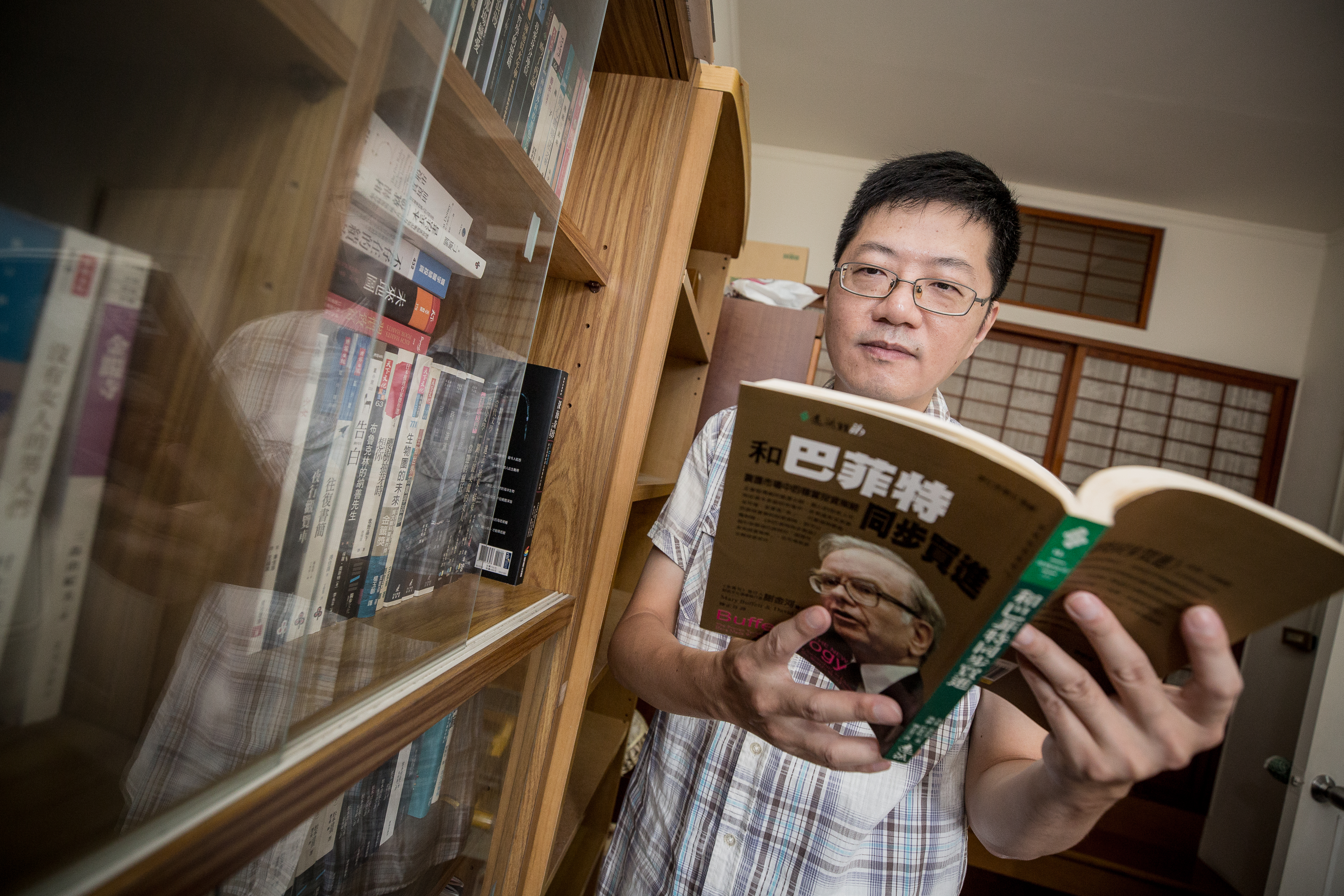 投資初期先是接觸到這本書─《和巴菲特同步買進》，讓陳啟祥走上基本面投資的道路。