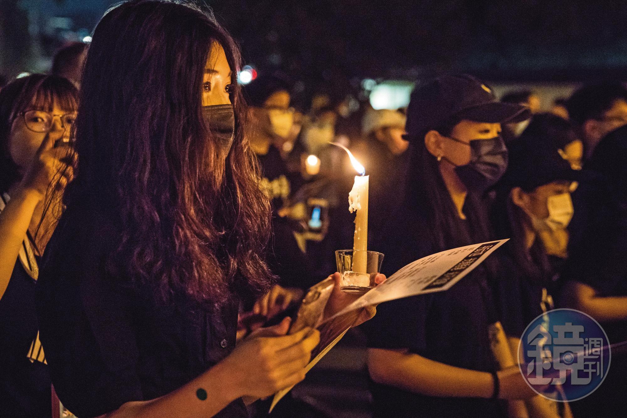 香港今年以防疫為由,首度禁止市民舉辦六四燭光守夜活動,在台港人自辦六四晚會,悼念活動在台北自由廣場舉行。
