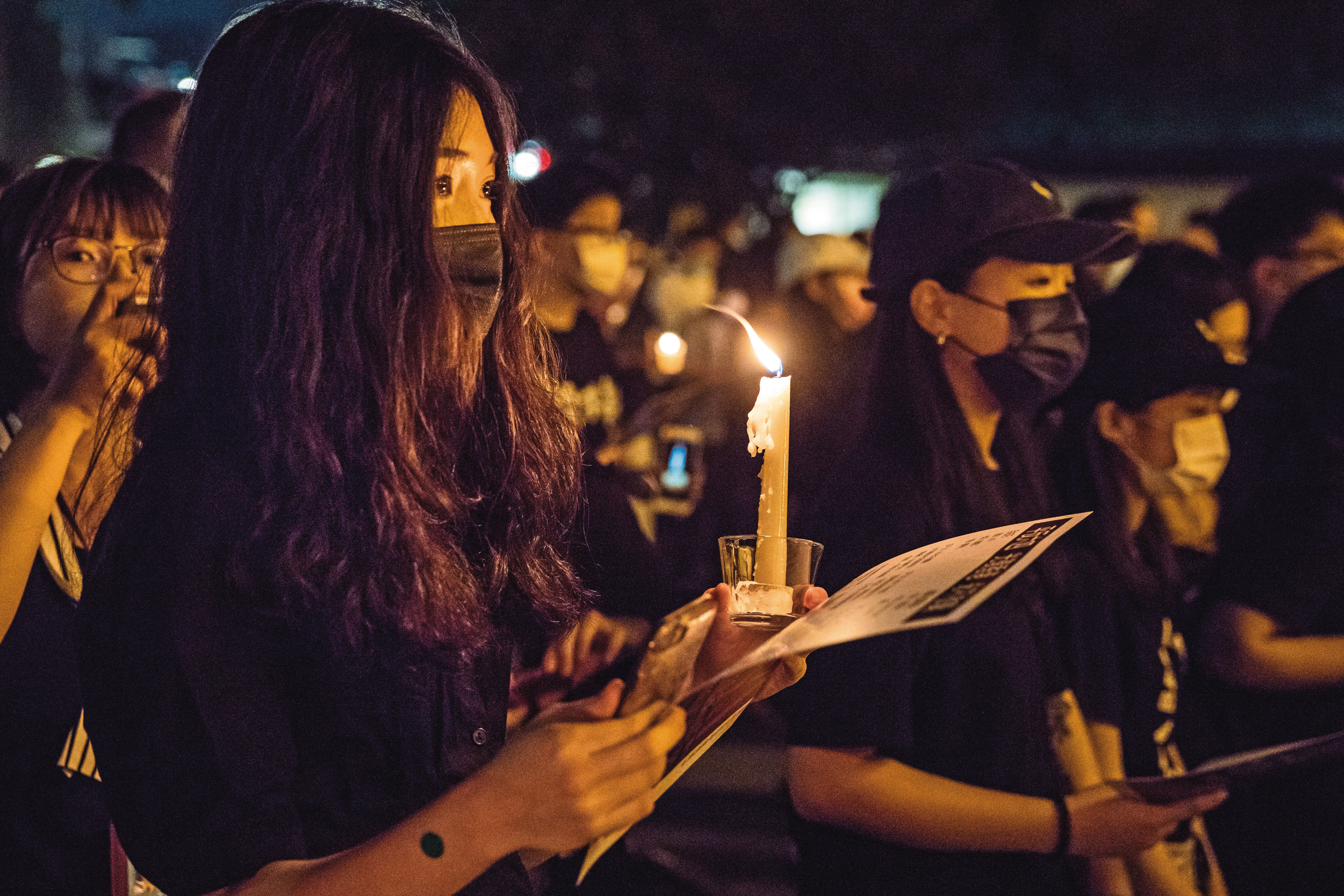 香港今年以防疫為由,首度禁止市民舉辦六四燭光守夜活動,在台港人自辦六四晚會,悼念活動在台北自由廣場舉行。