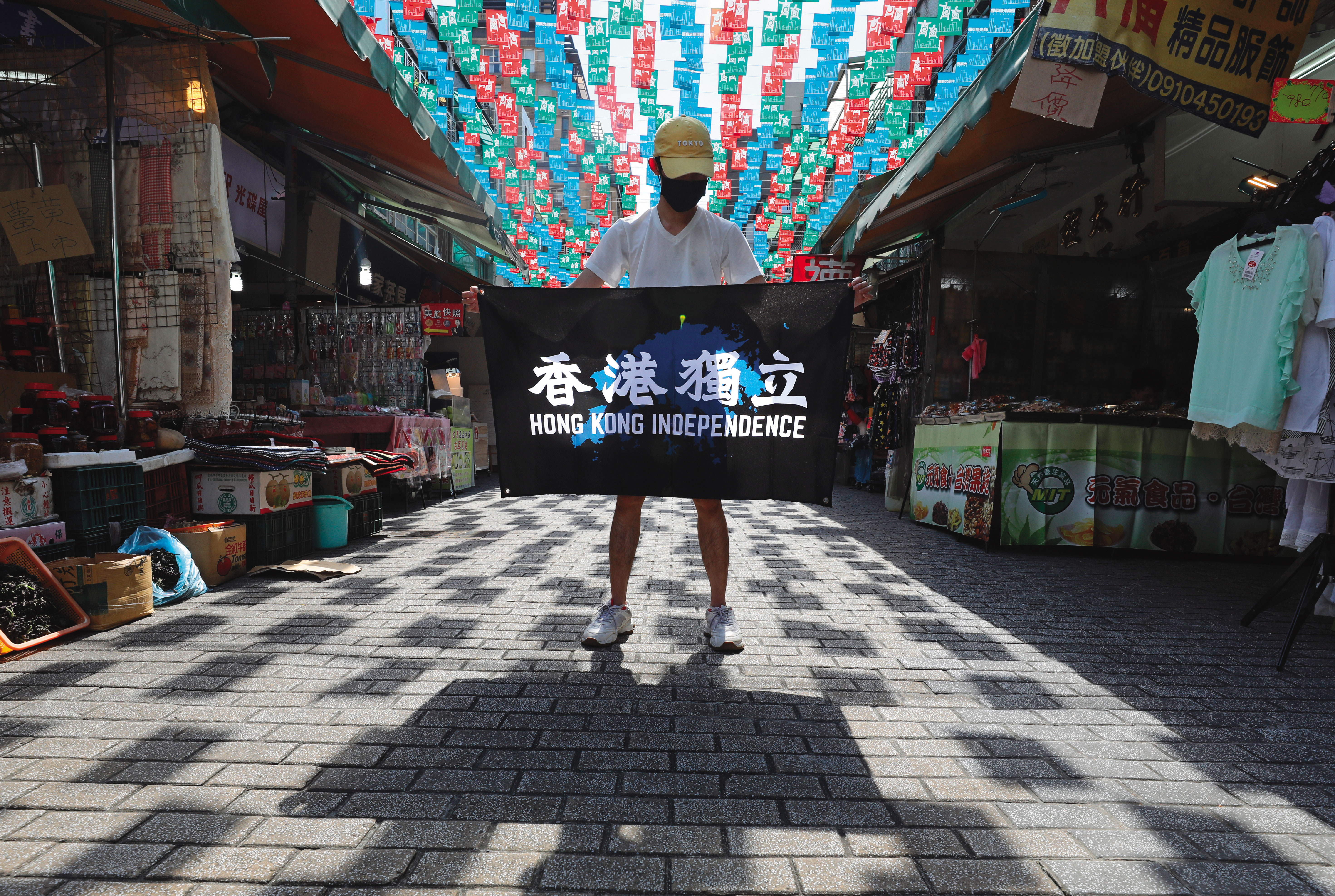 約克來台前是香港攝影記者，去年7月1日因拍攝抗爭者占領立法會而露面，被朋友提醒：「還是離開比較好。」