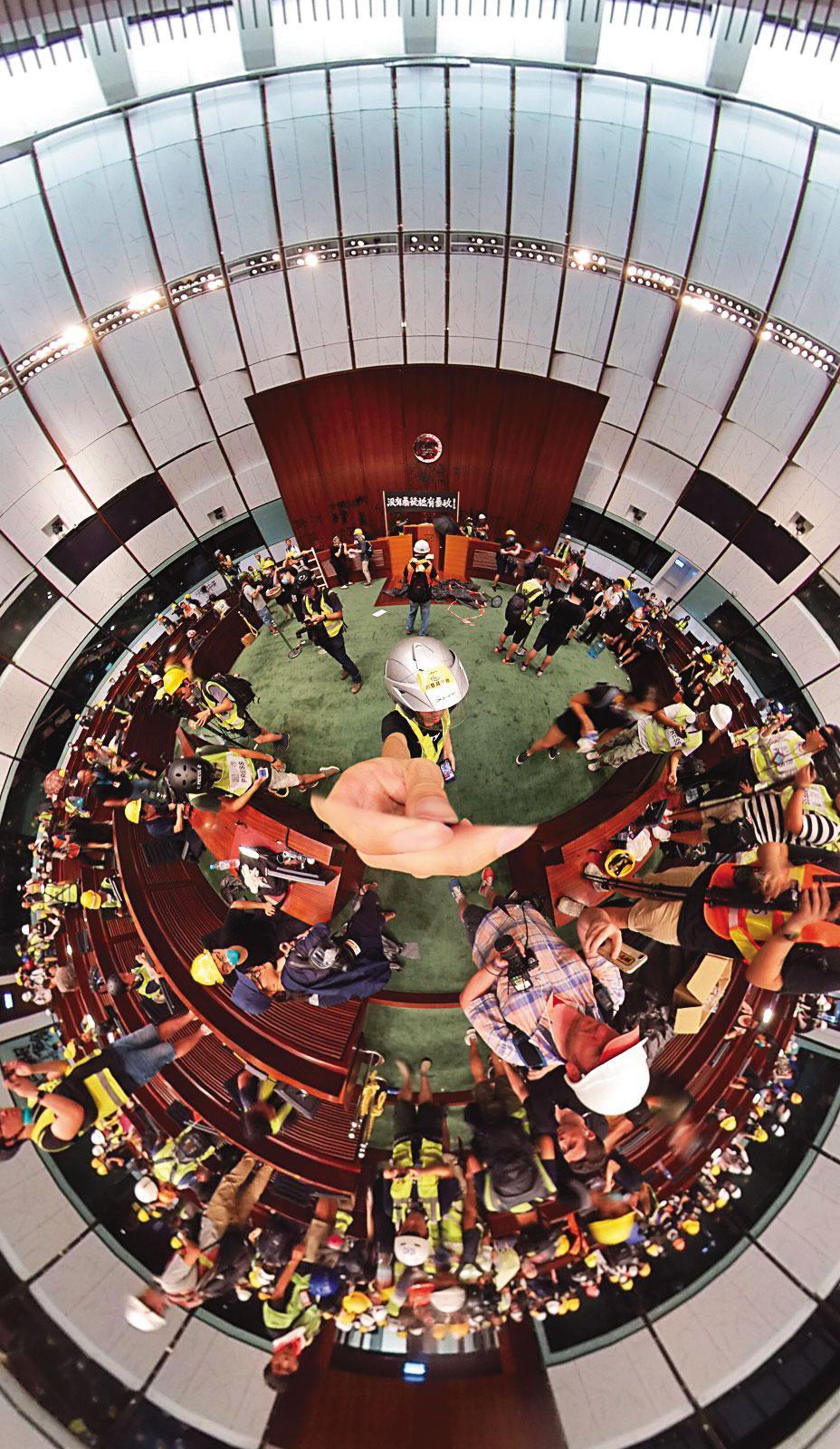 約克在香港抗爭者占領立法會現場拍攝的全景畫面。(約克提供)
