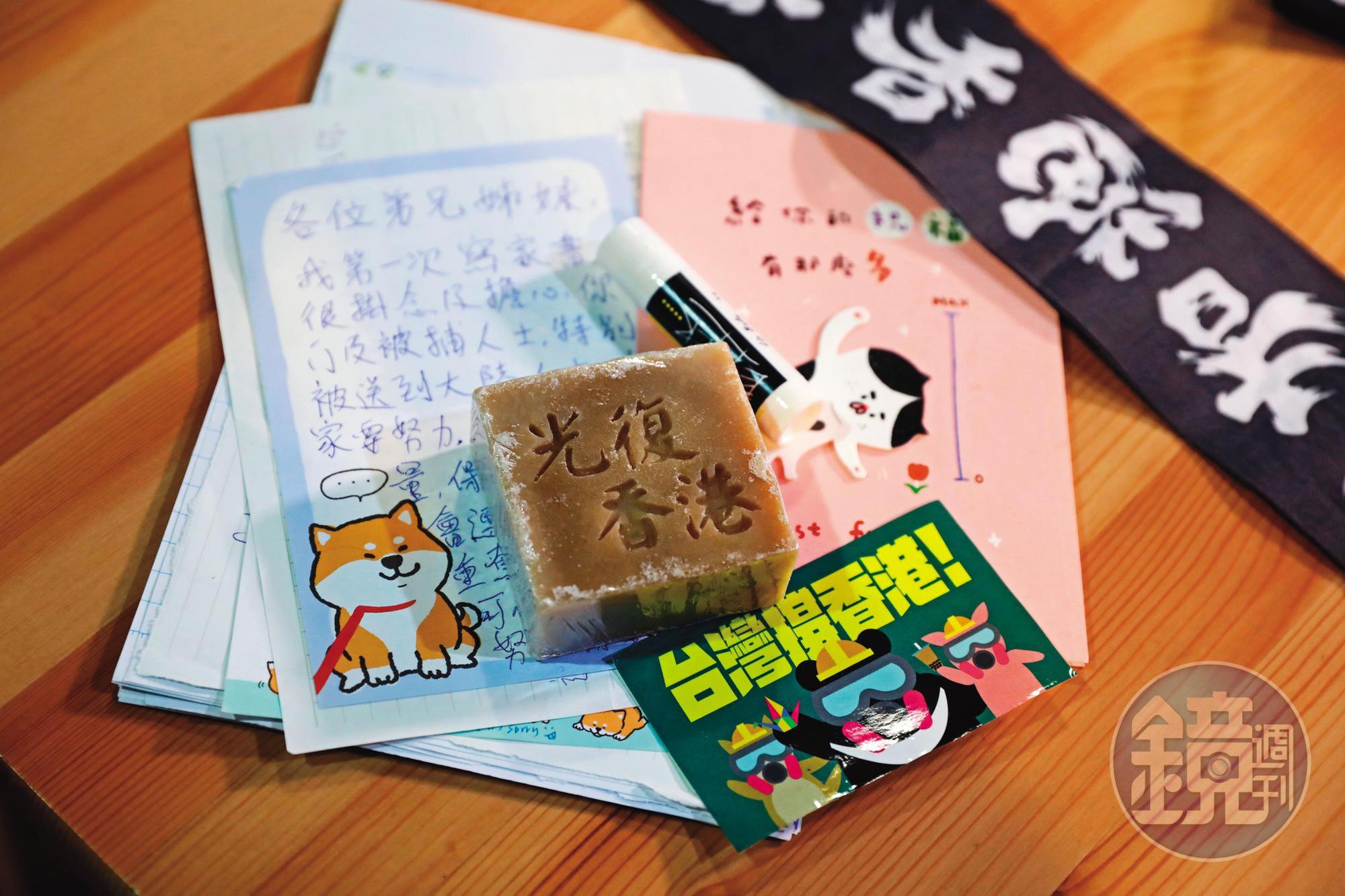 Absent有顆少女心,細心保存許多港人寄到台灣的卡片、信件、貼紙。圖中刻有「光復香港」的肥皂,是流亡港人以手工自製。