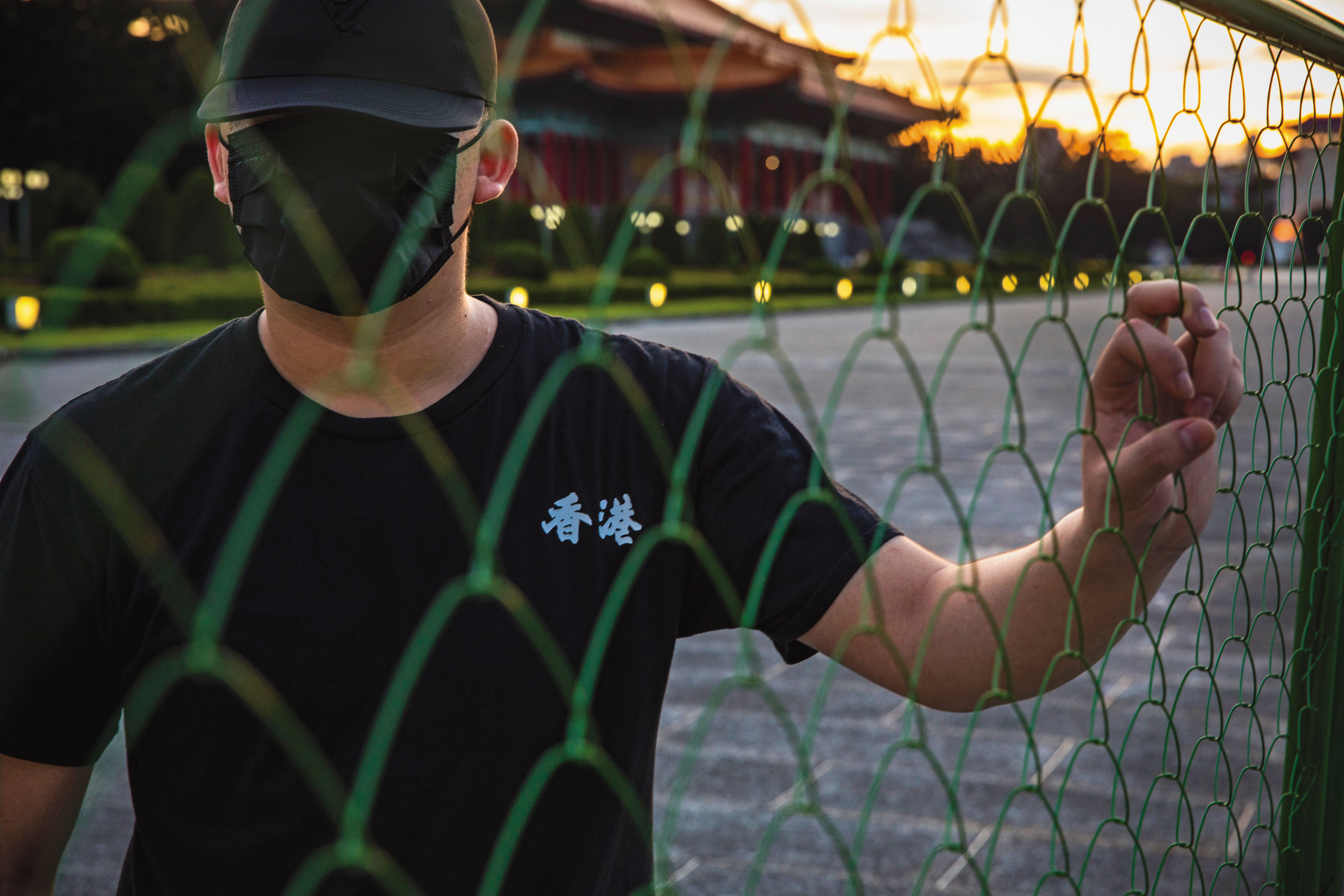 六四紀念日這天，Ivan一身黑衣，早早抵達自由廣場，全程參加六四晚會悼念活動。