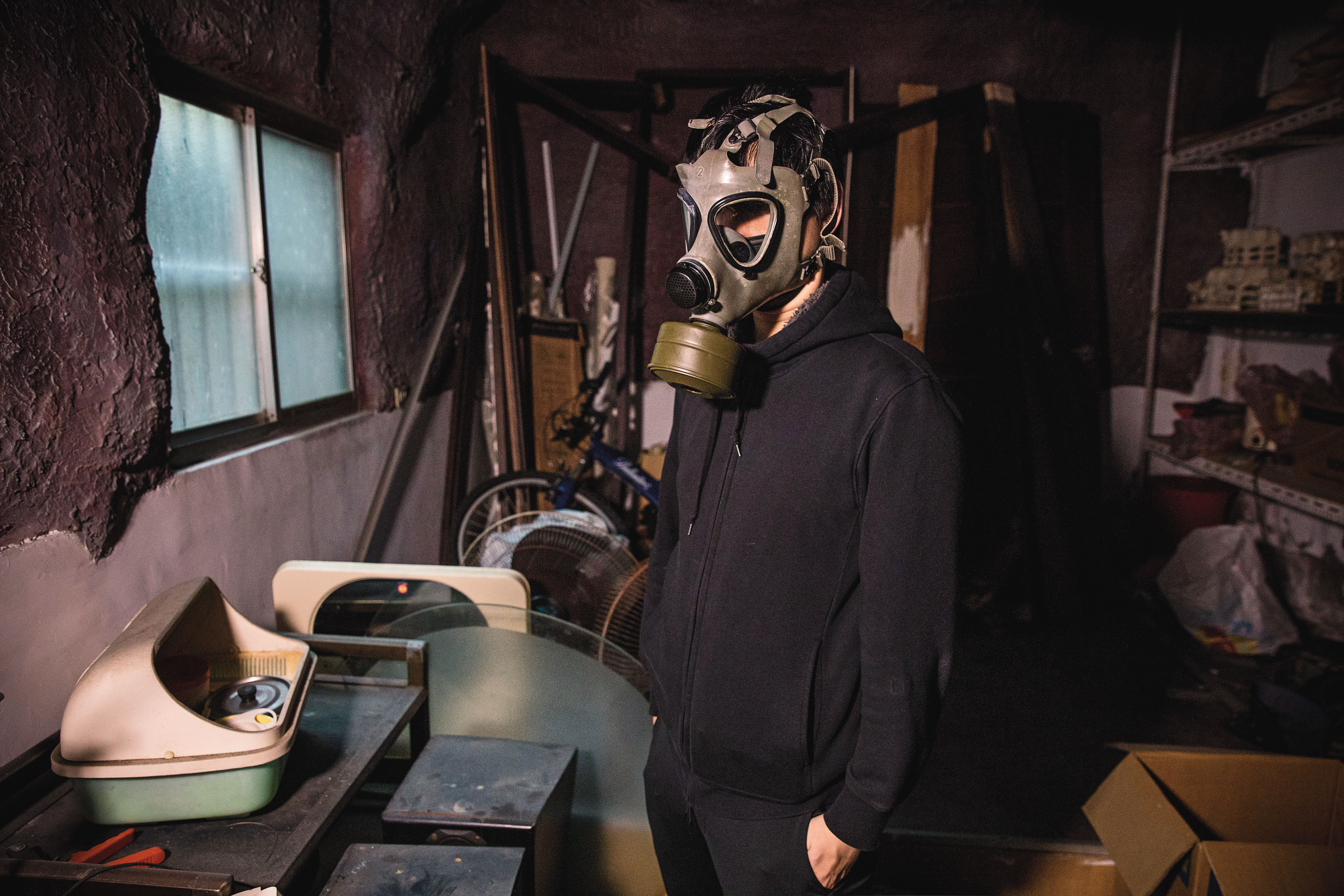 Daniel對鏡頭相當警戒，除了一身黑，堅持從頭到尾全臉蒙面受訪。