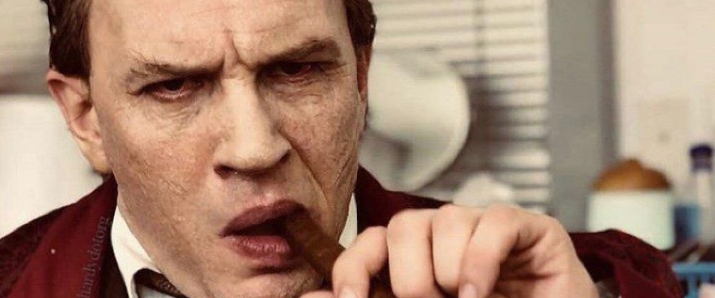 湯姆哈迪在《疤面教父》裡飾演黑幫教父，不惜扮醜、犧牲色相。（翻攝自news.agentm.tw）