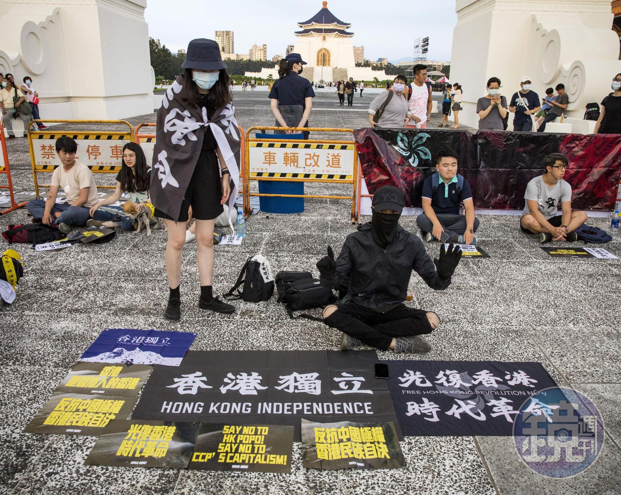 6月13日在自由廣場舉行的反修例週年紀念集會,大熱天裡,為避免曝光,不少港人還是選擇蒙面出席。