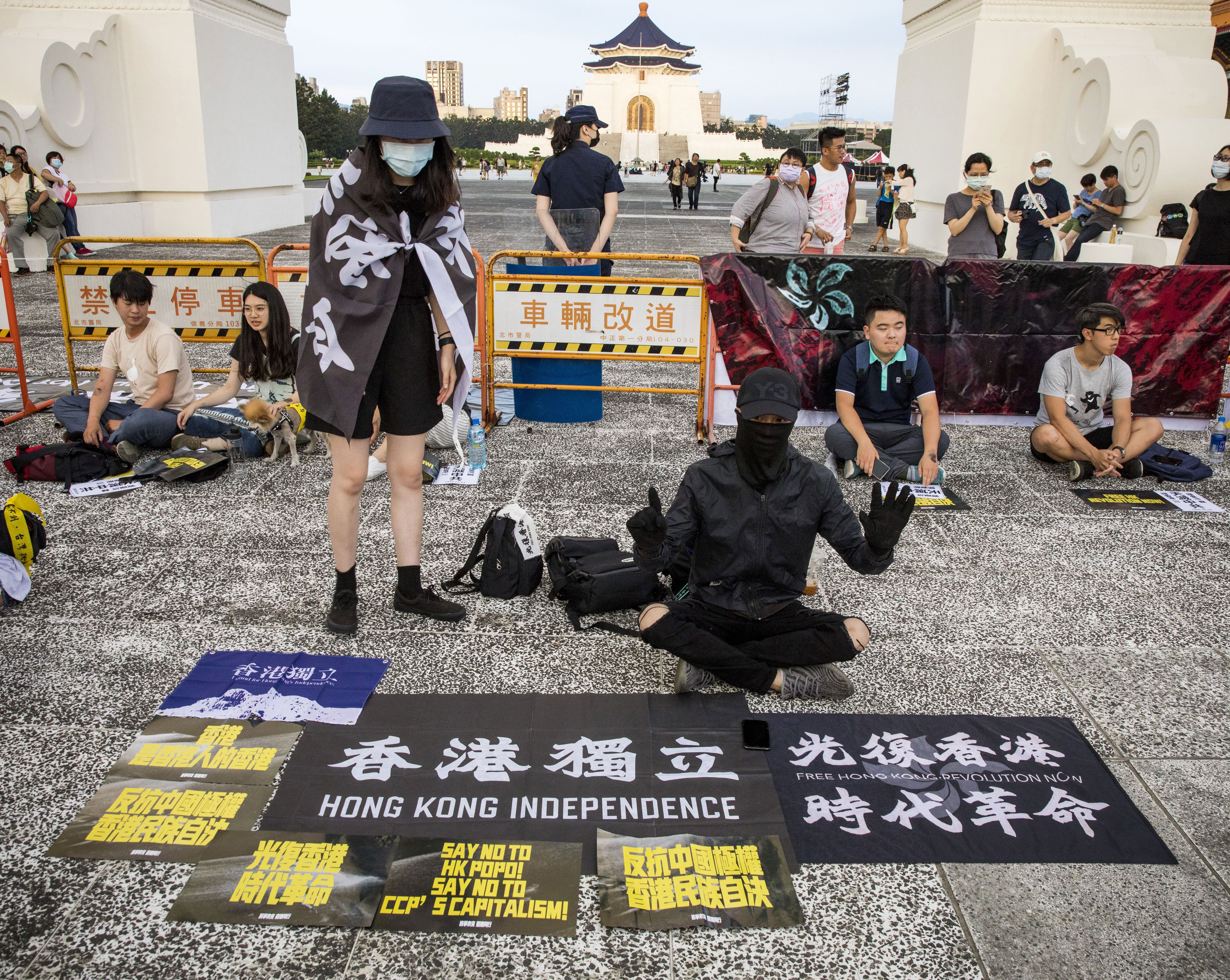6月13日在自由廣場舉行的反修例週年紀念集會,大熱天裡,為避免曝光,不少港人還是選擇蒙面出席。