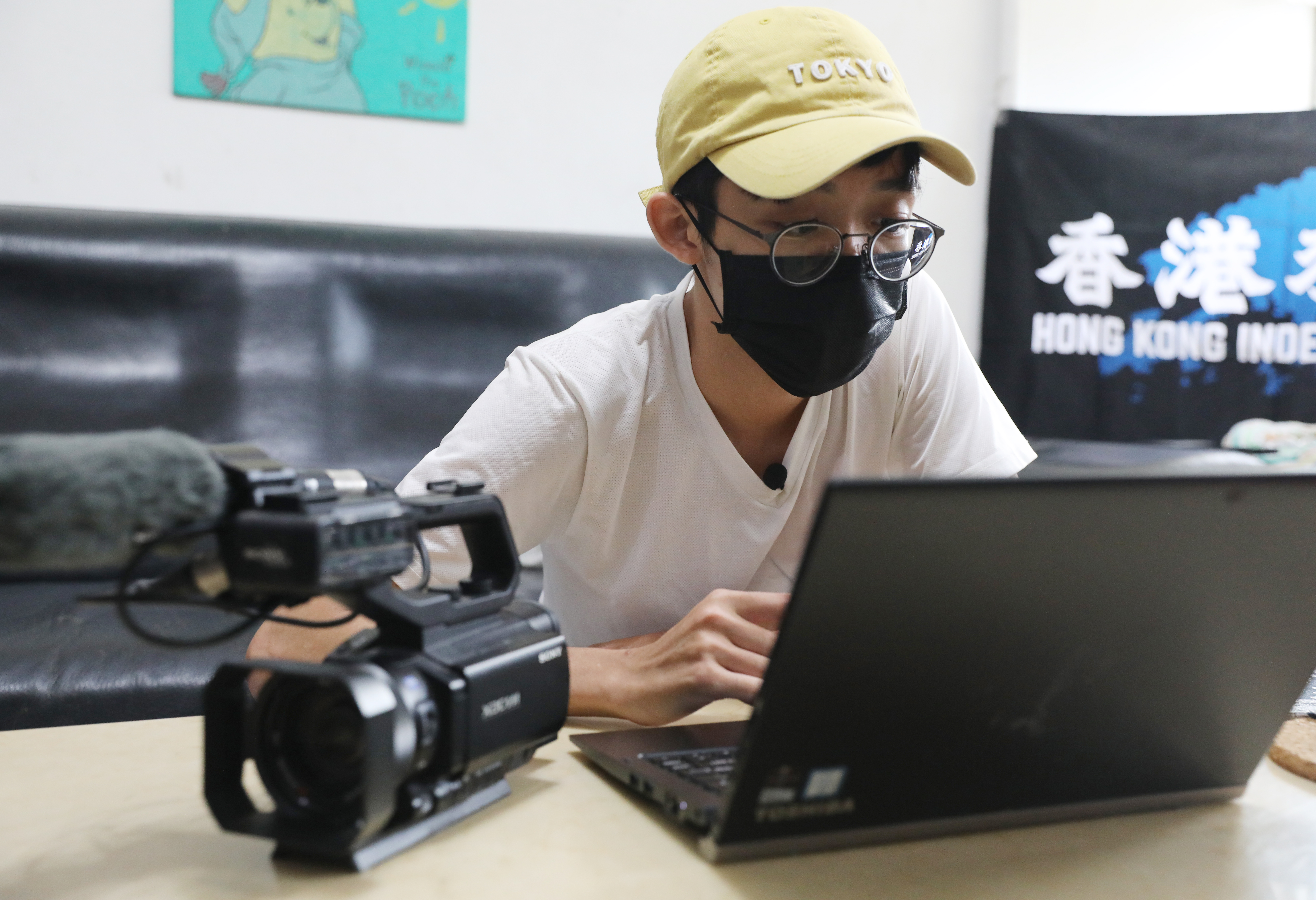 約克在香港時是攝影記者，來台後仍外包形式拍片、剪片，他希望未來能在台灣繼續媒體相關工作。