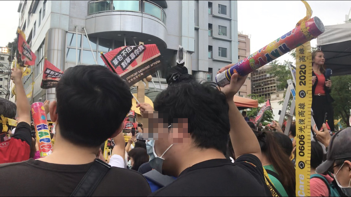 等待罷韓開票時，小鐵拿著拉炮，準備一旦票數超過門檻，馬上拉炮慶祝。（攝影：陳虹瑾）
