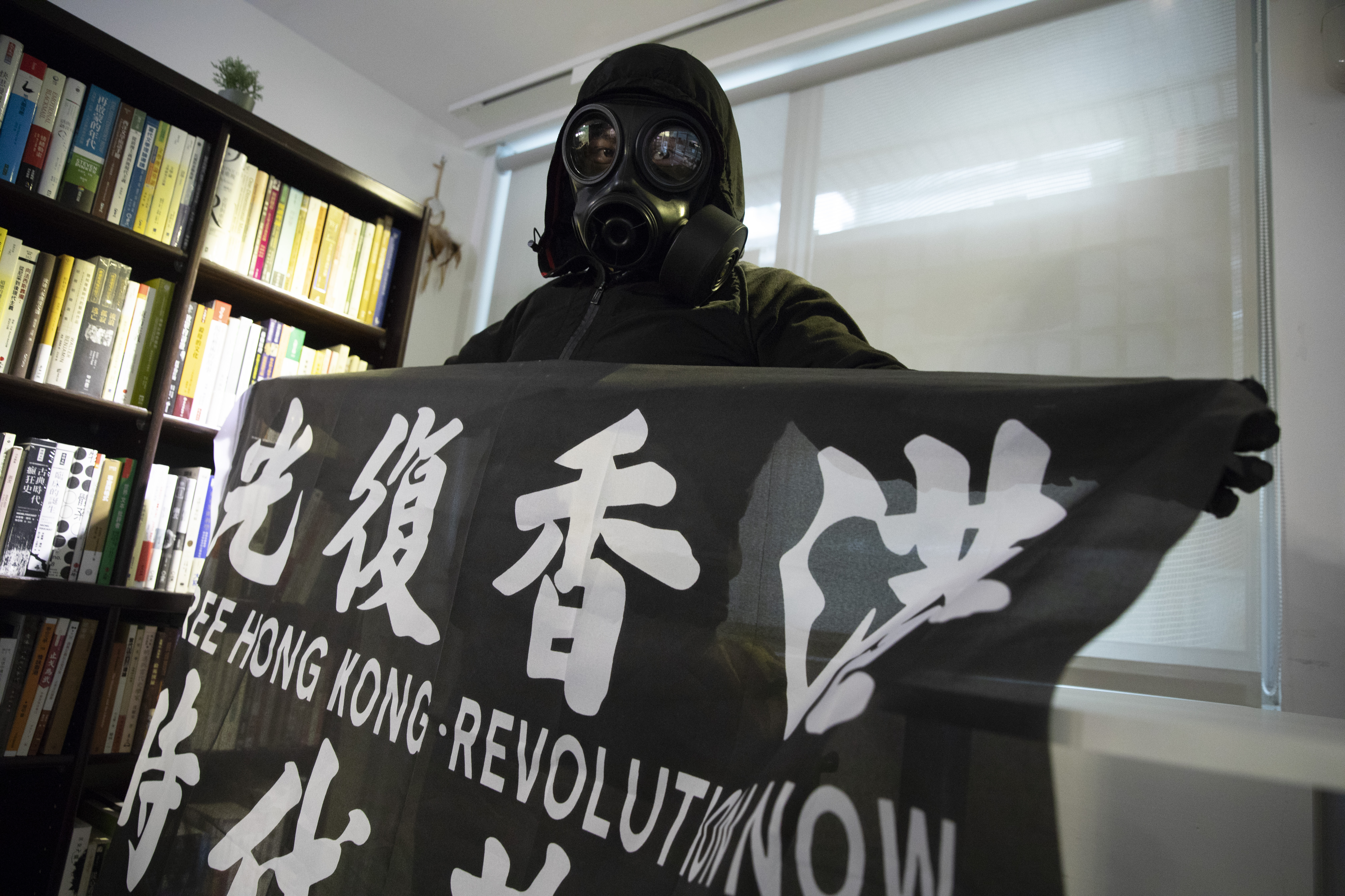 小鐵透過台灣人的幫忙成立「維城士多」品牌，販售逆權運動相關商品，採訪這天也當成道具使用。