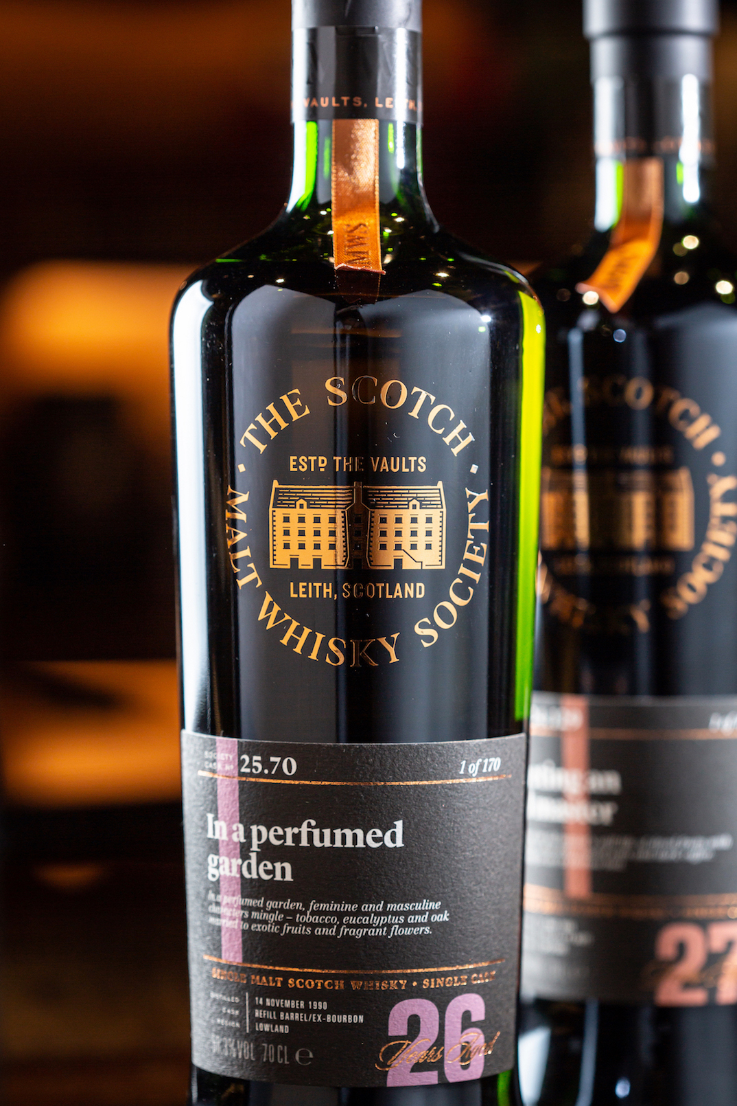 「SMWS 25.70 ROSEBANK 26y Bourbon 」與「SMWS24.129 MACALLAN 27y Oloroso 」皆為協會威士忌的頂級典藏款。（前：100,000元／瓶、後：75,000元／瓶）