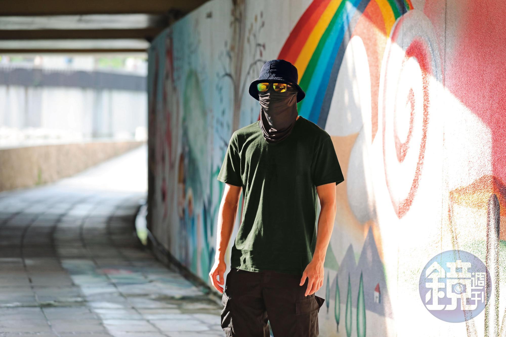 尼克來台後,錯信了號稱能幫他申請簽證和居留權的人士,受到軟禁一般的待遇。