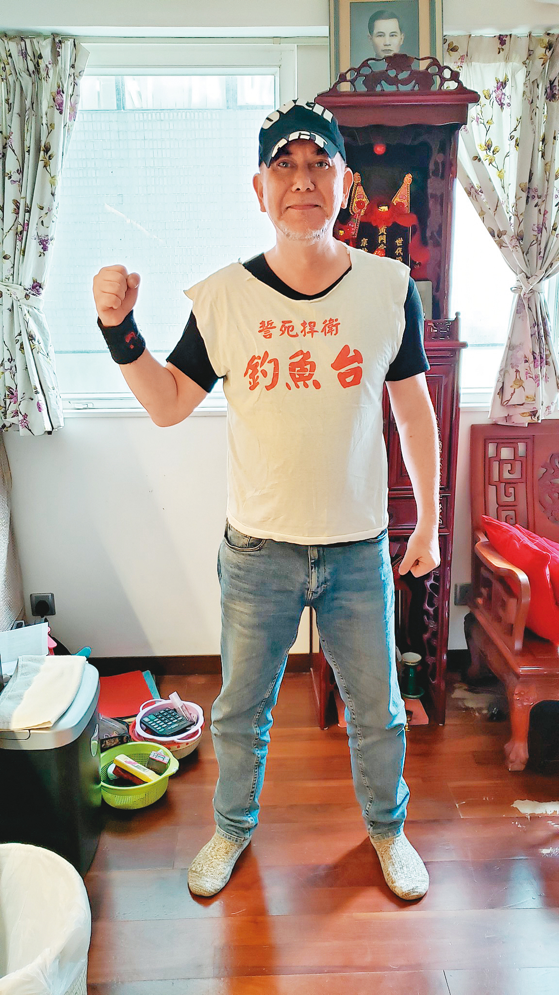 黃秋生因為個人政治色彩濃厚，自曝5年沒有收入，要向朋友借錢生活。（翻攝自黃秋生臉書）