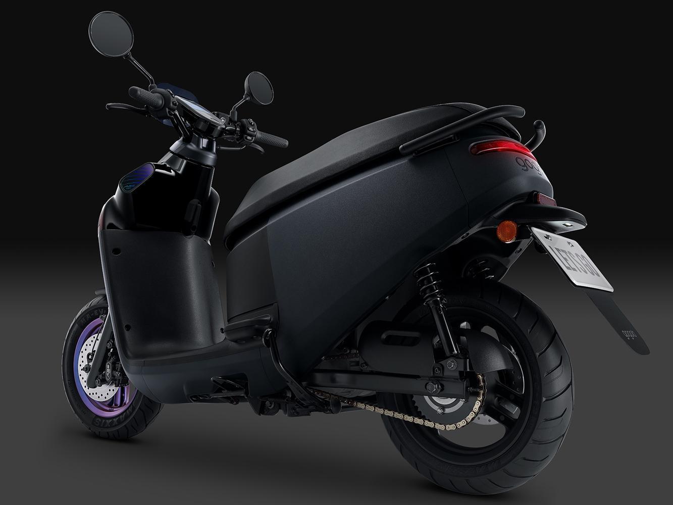 Gogoro S3 車系運用 金屬質感 PP 材質打造車殼，添加銀粉和珍珠粉，完美詮釋 S Performance 專屬的石墨灰車色。