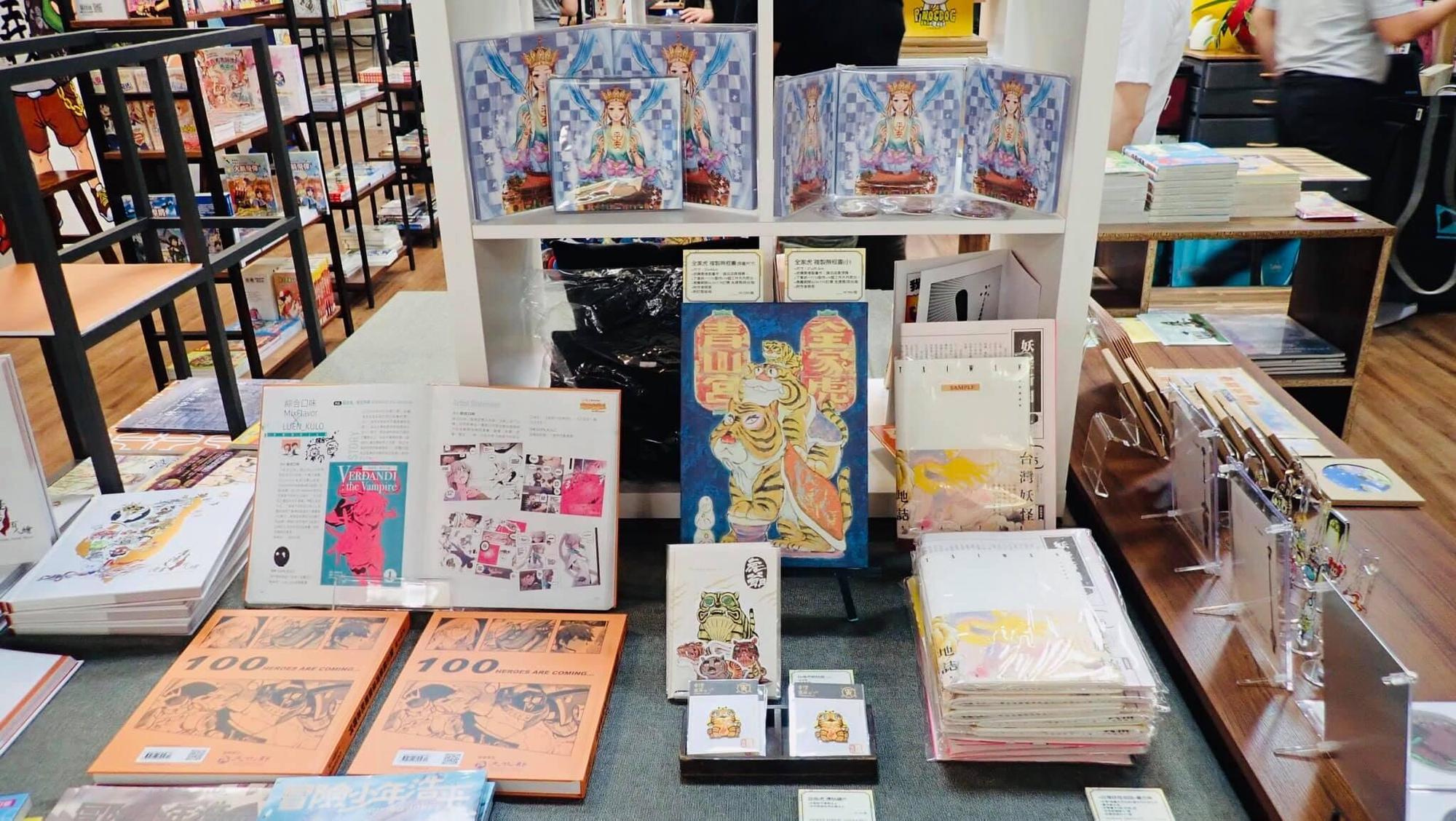 Manga.龍山書店也有不少周邊商品。（翻攝Manga.龍山書店臉書粉專）
