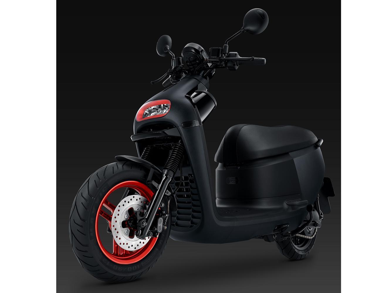 Gogoro S3 前輪搭配 12 吋耀紅色噴塗鋁圈和大燈內罩。