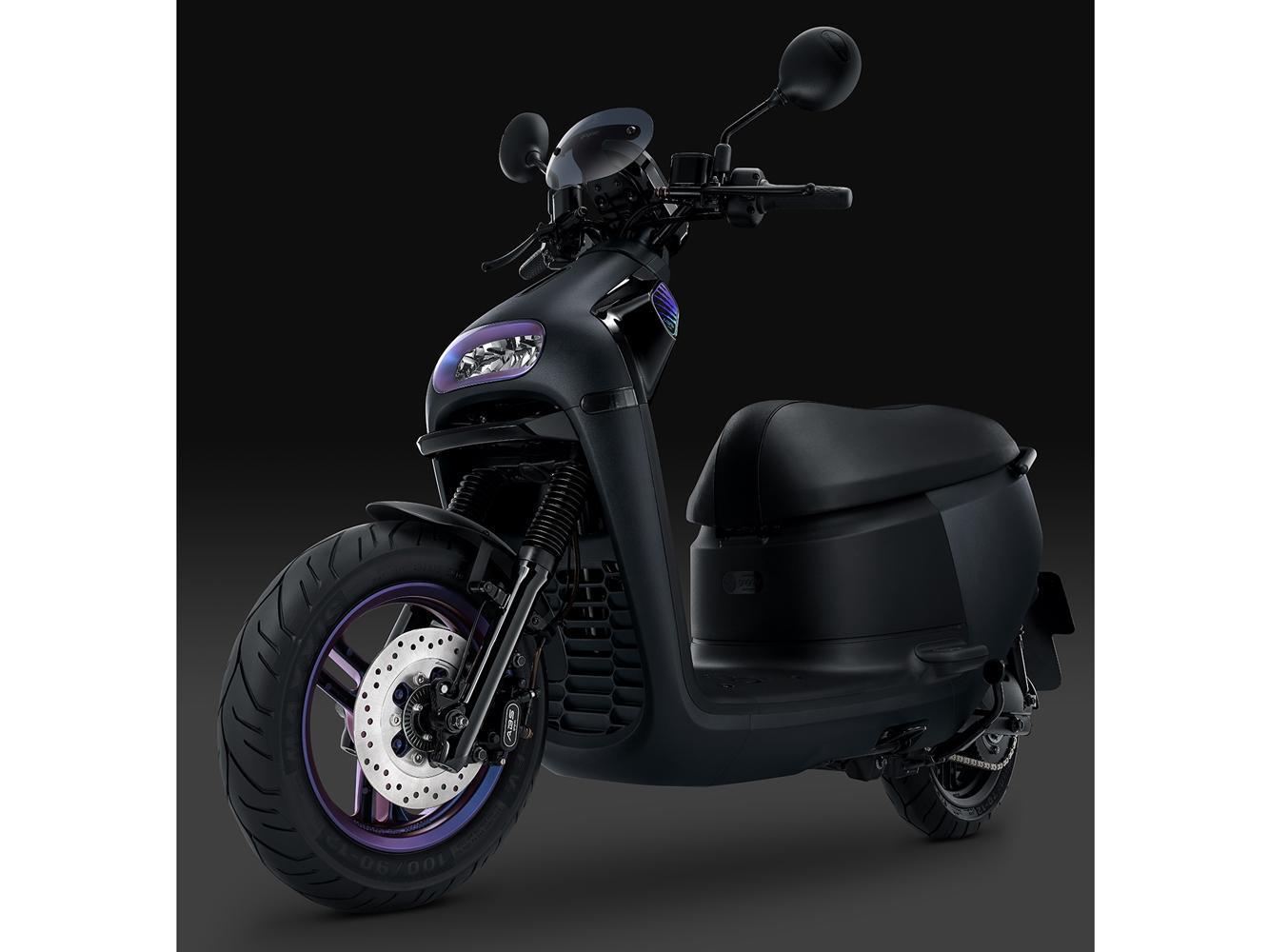 Gogoro S3 ABS 搭配光譜靛色的鋁圈和大燈內罩。