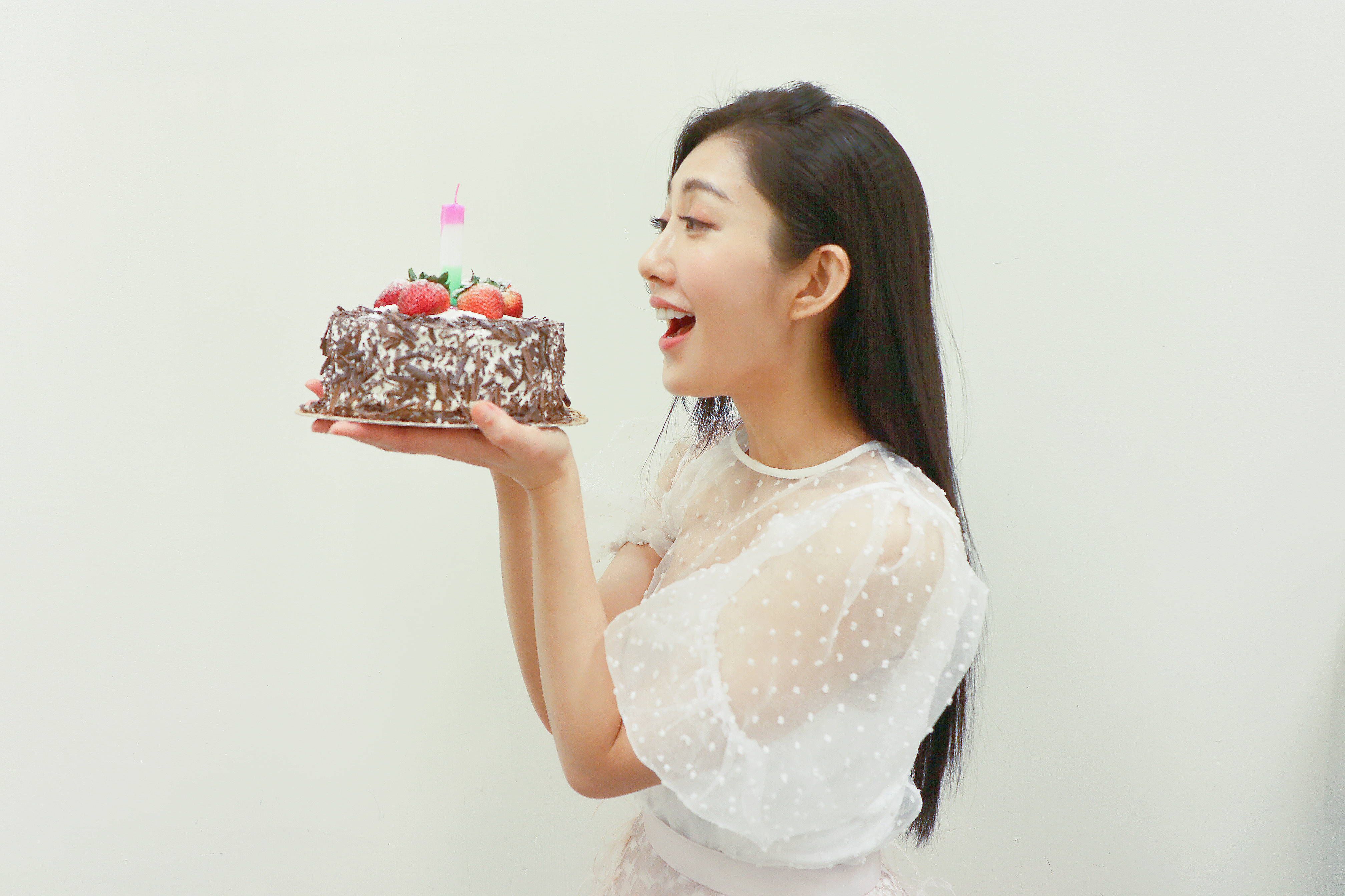 王晴今天生日，收經紀公司準備的大禮。（愛秀演藝提供）