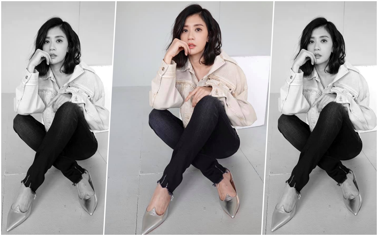 賈靜雯以簡單乾淨的穿著，凸顯腳上I Love Vivier系列銀色鞋款。（迪生提供）