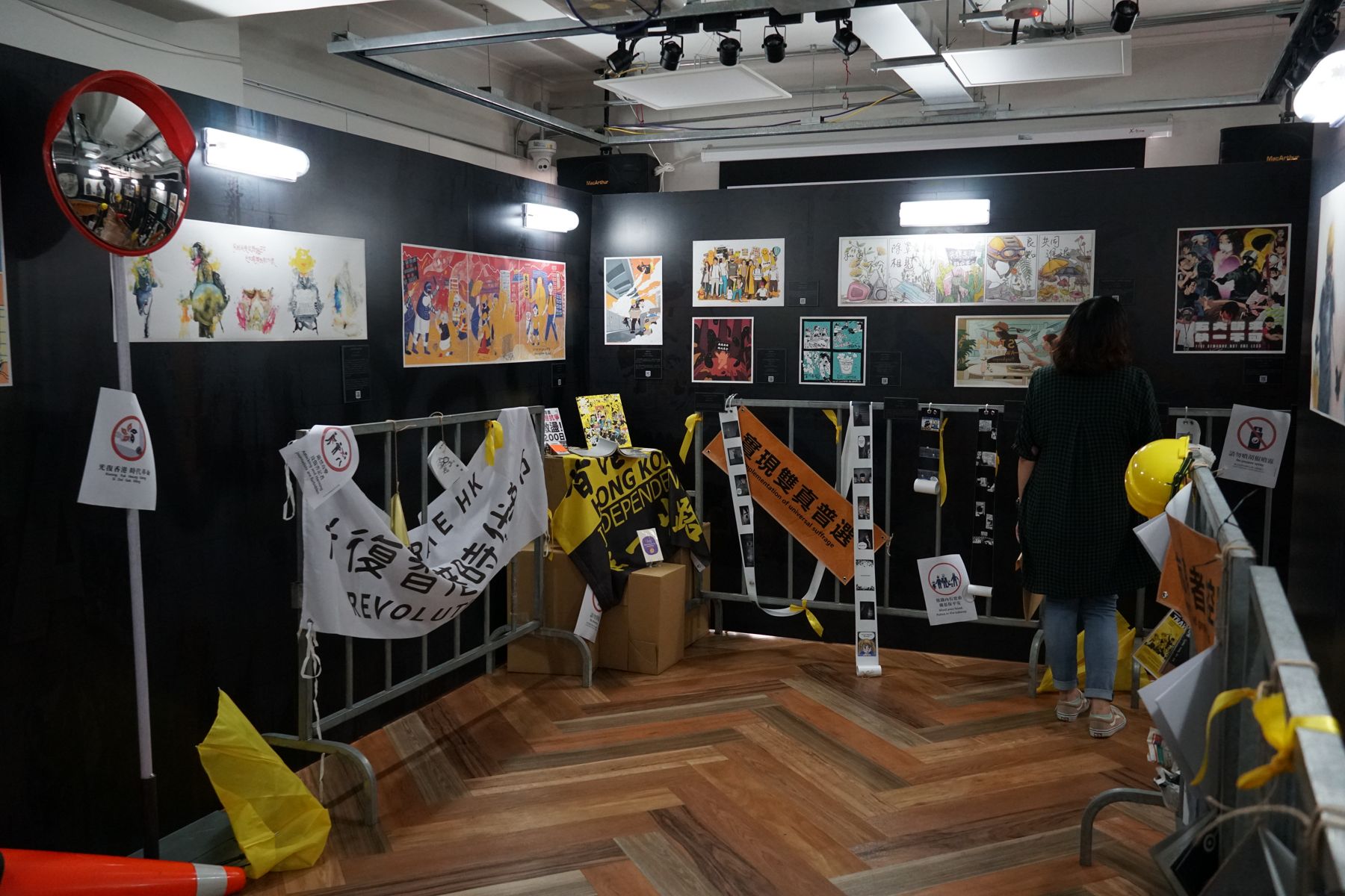 二樓展區重現地鐵葵芳站地下道場景，並用了許多抗爭標語做為裝飾，讓參觀者身歷其境。