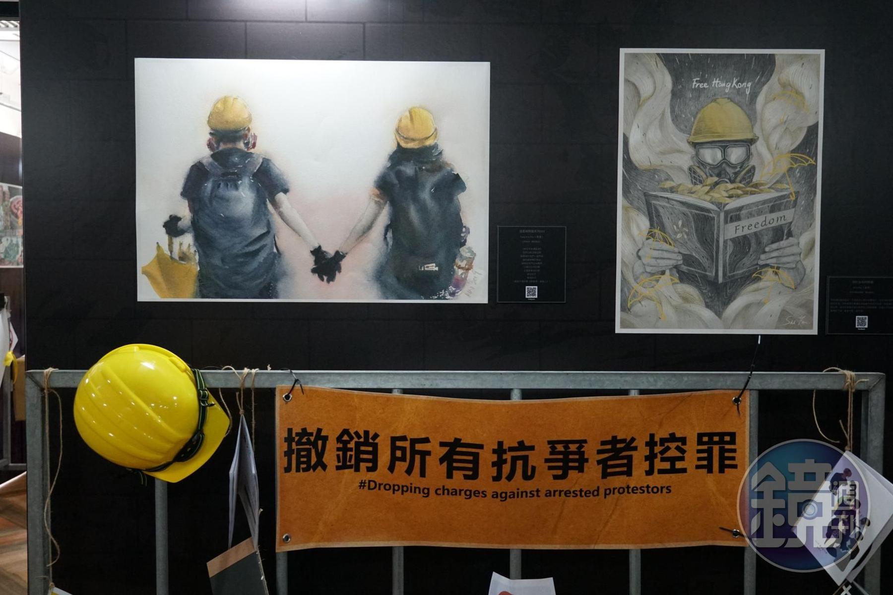 作品旁的說明設有QR Code，讓參觀者掃描後可以連到創作者相關網站或社群，觀看更多作品。