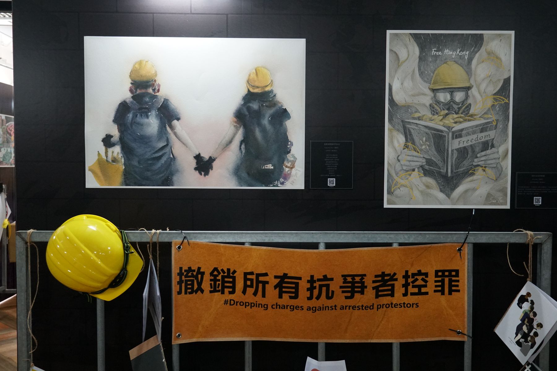 作品旁的說明設有QR Code，讓參觀者掃描後可以連到創作者相關網站或社群，觀看更多作品。